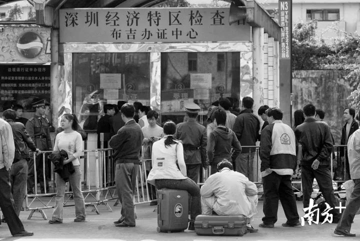 春节刚过，大批劳务工返回深圳。赵青/摄