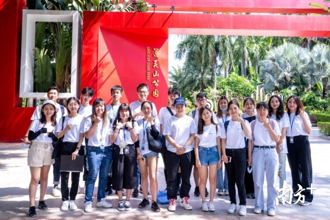 深港澳三地的26名优秀青年组成了一支青年观察团,回顾深圳历史发展荣光、展望城市建设未来 深港澳三地的26名优秀青年组成了一支青年观察团,回顾深圳历史发展荣光、展望城市建设未来