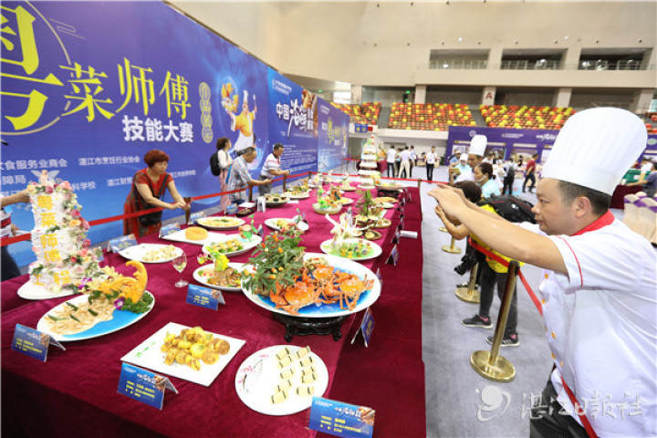 2019第六届中国国际水产博览会暨中国海鲜食材采购大会上，“粤菜师傅”作品吸引观众的目光。张锋锋 摄