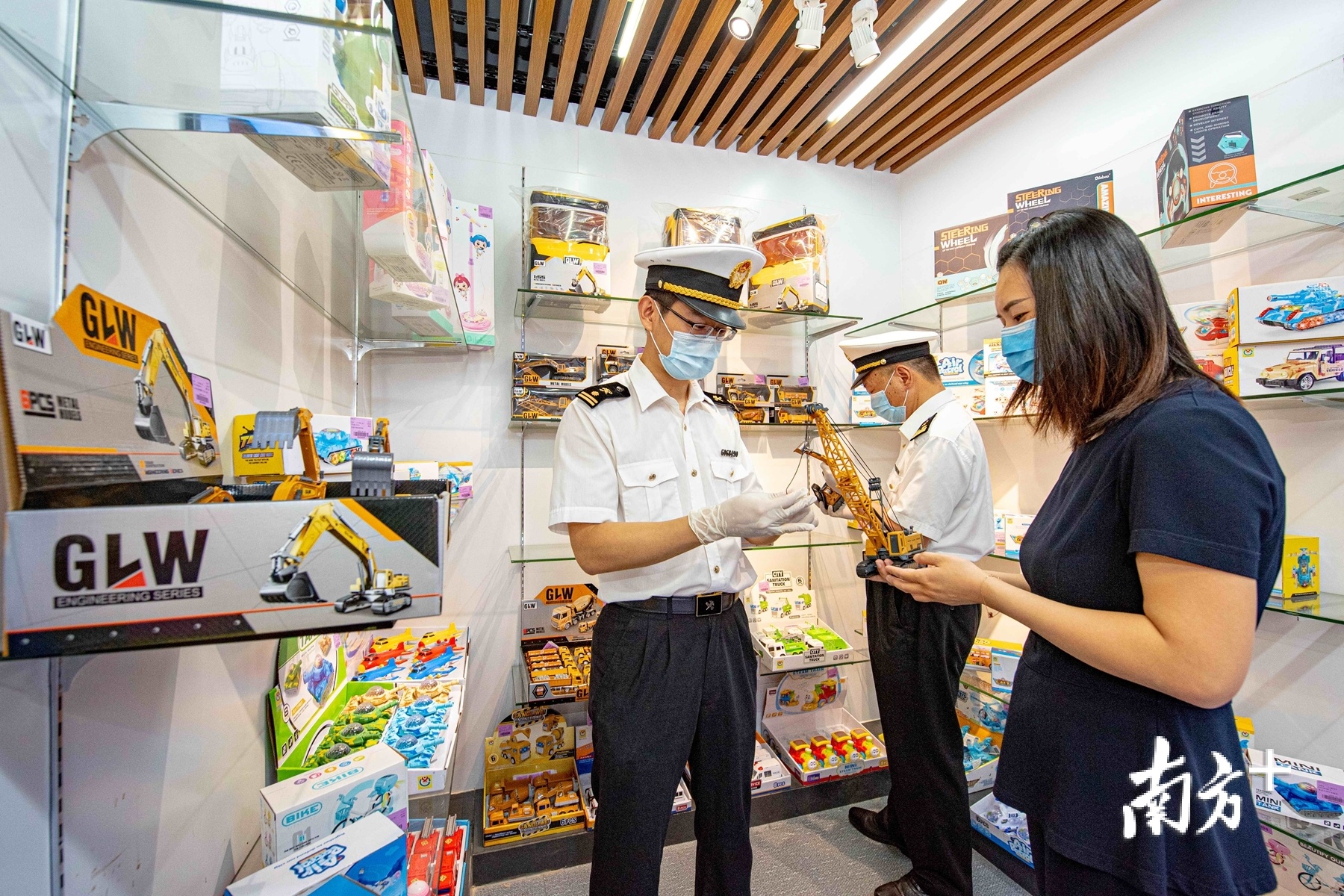 海关关员在出口玩具企业开展业务辅导。