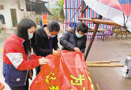 双水镇桥美村原党支部书记郑瑞环手把手教导新任书记莫丽芳(左一)。 双水镇桥美村原党支部书记郑瑞环手把手教导新任书记莫丽芳(左一)。