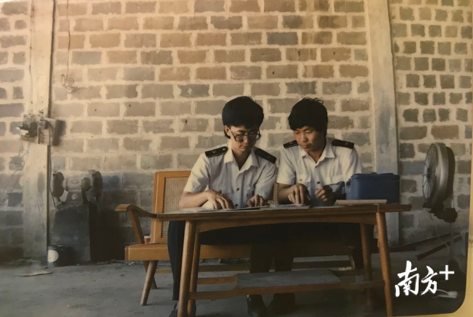 图为1988年夏天陈强伟（左）到汕头海关特区办事处下厂查验 。受访者供图