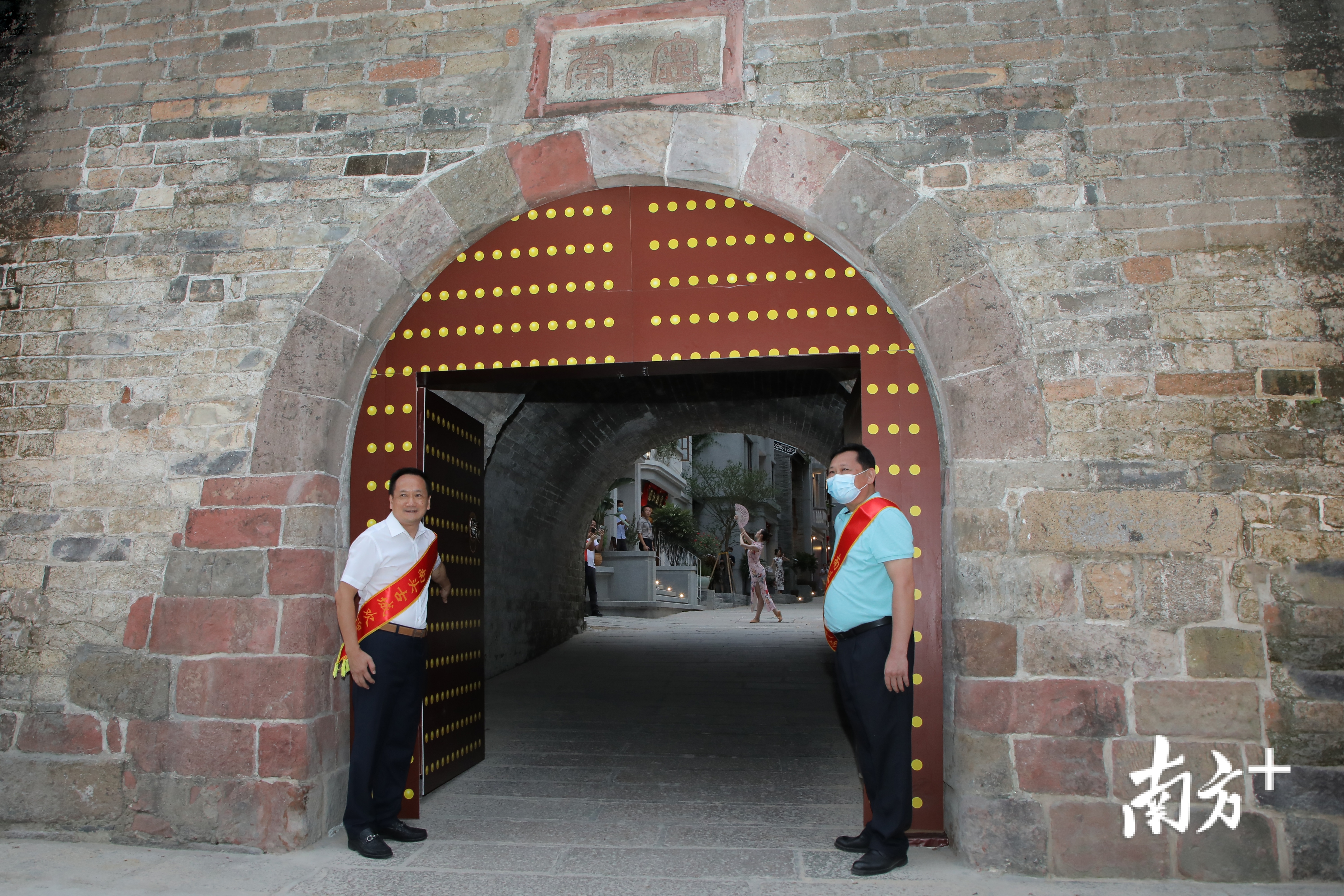 作为古城原住民代表，香港南头同乡会会长陈伟光和南头城股份公司董事长刘宝华共同推开古城大门，喜迎八方来客。