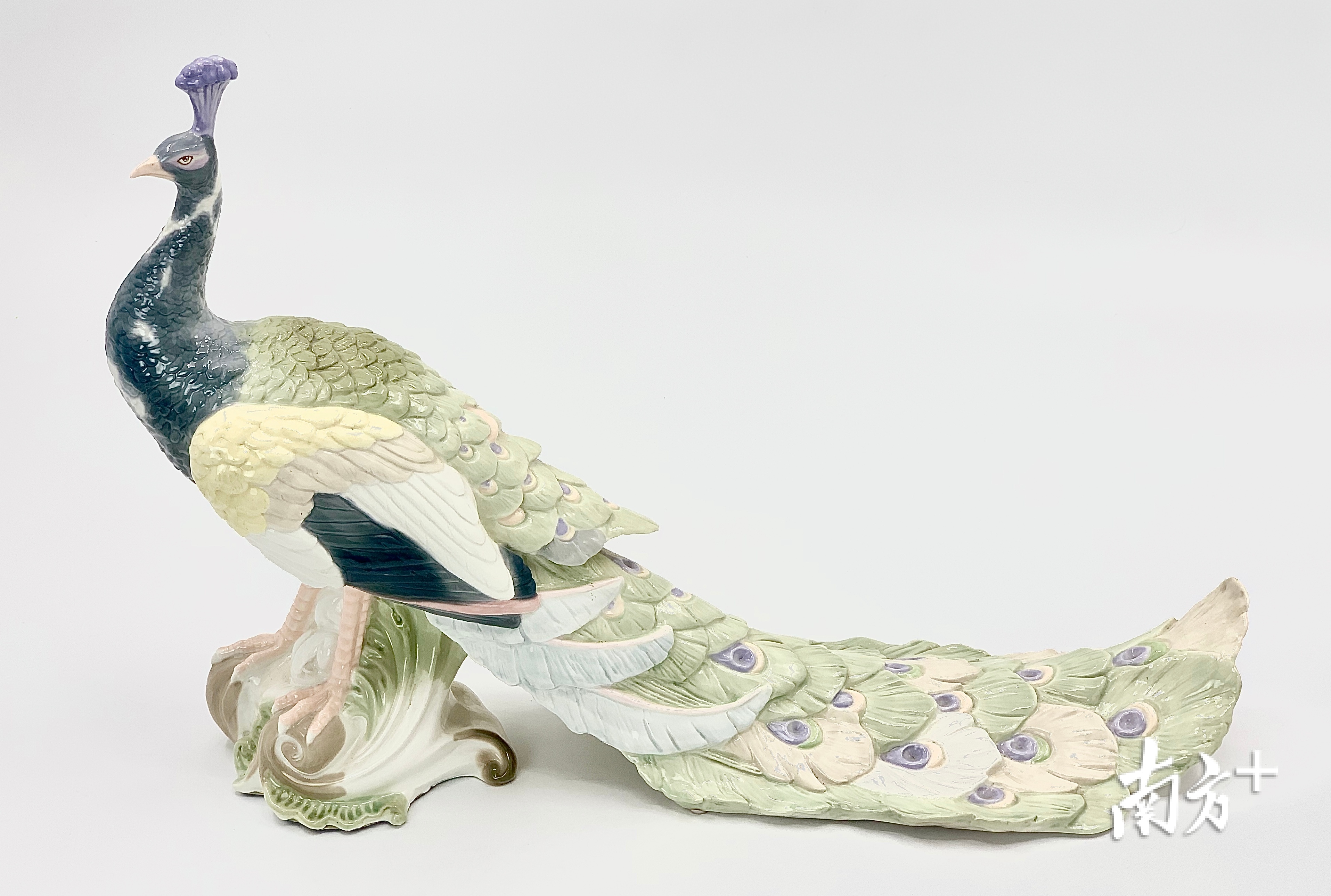 孔雀造型的瓷塑 孔雀造型的瓷塑