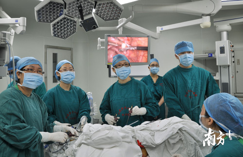 郑芝祥(中间)带领团队开展腔镜手术。 郑芝祥(中间)带领团队开展腔镜手术。