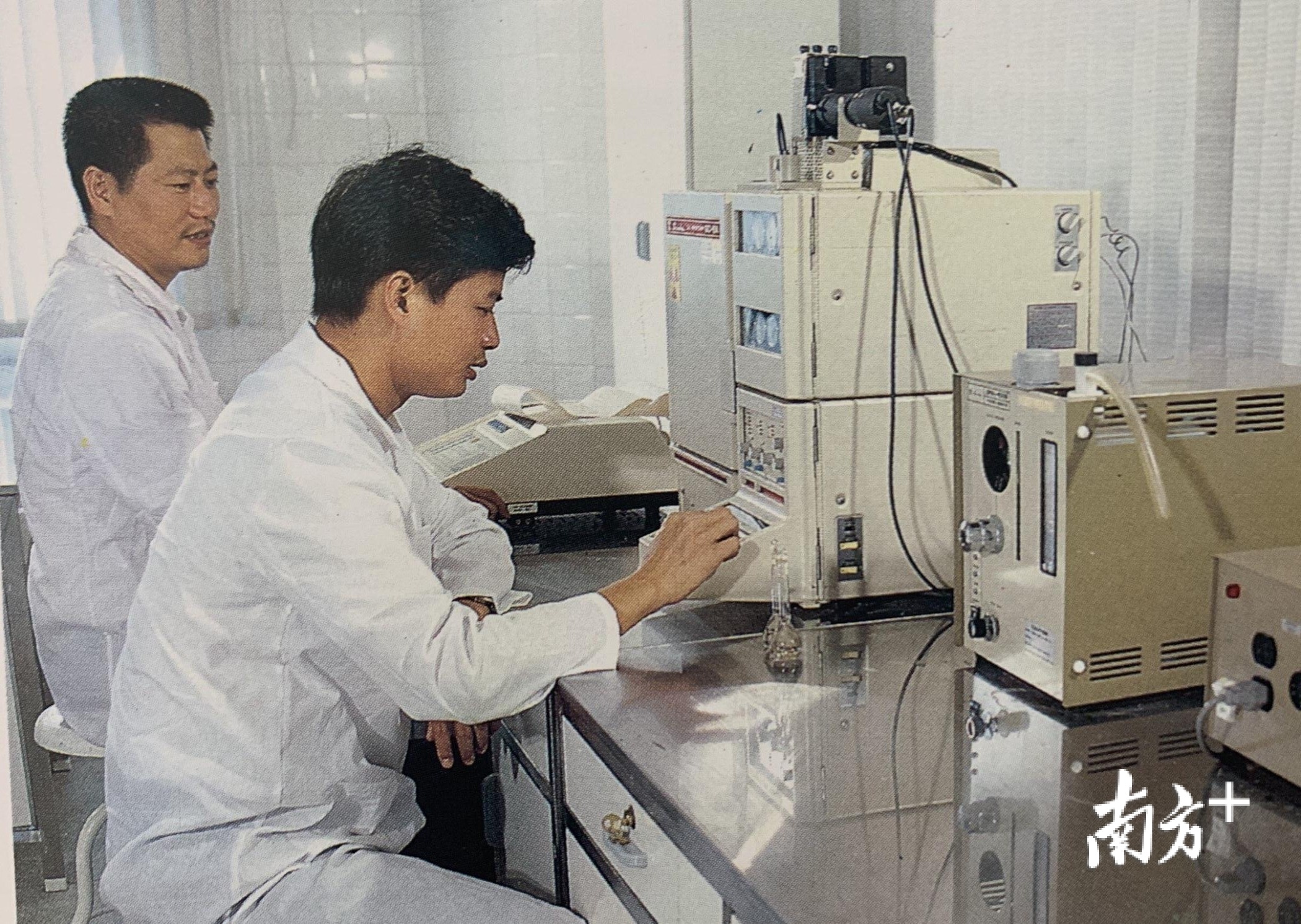 图为李峰（右）在检测农残药残。受访者供图