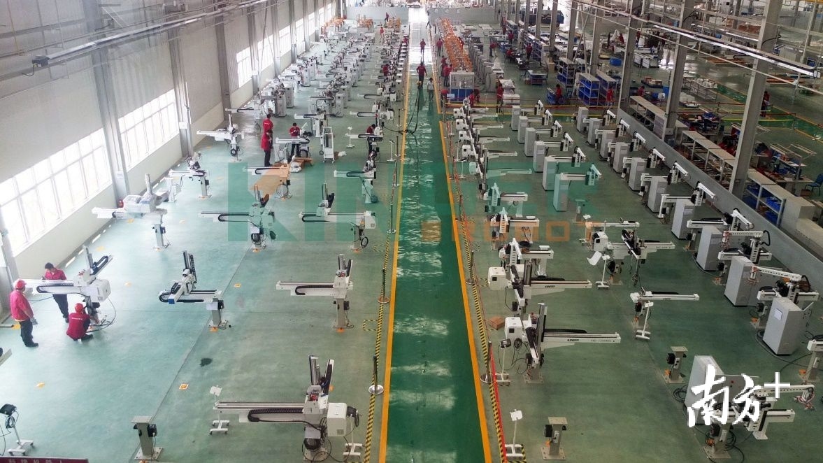 偌大的车间里,只有成百上千台机器人工作时发出的整齐划一的响声。企业供图 偌大的车间里,只有成百上千台机器人工作时发出的整齐划一的响声。企业供图