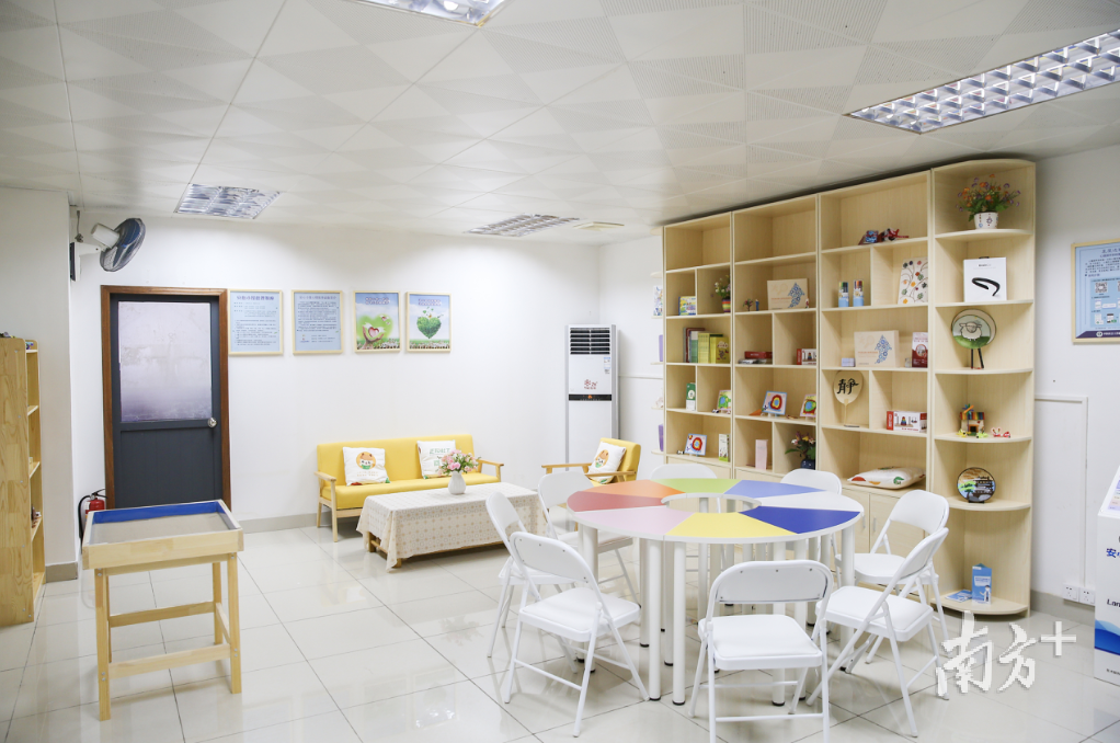 8月27日上午，东莞市第一个“安心小屋”在袁屋边社区综合服务中心揭牌