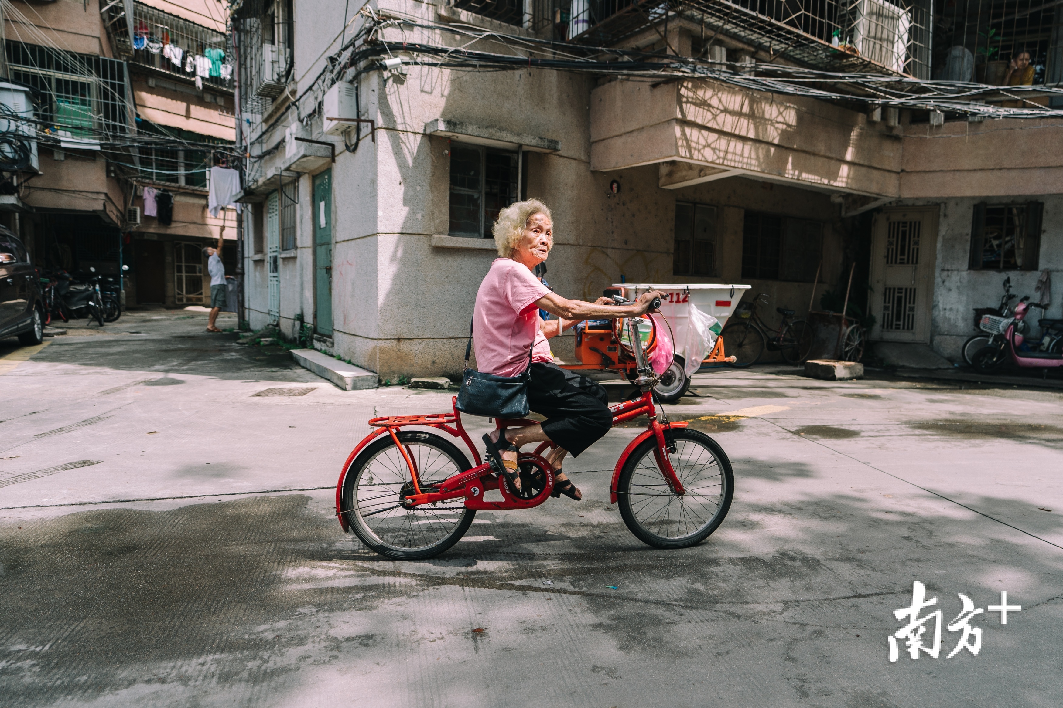 马婆婆现在还可以骑单车出行买菜。