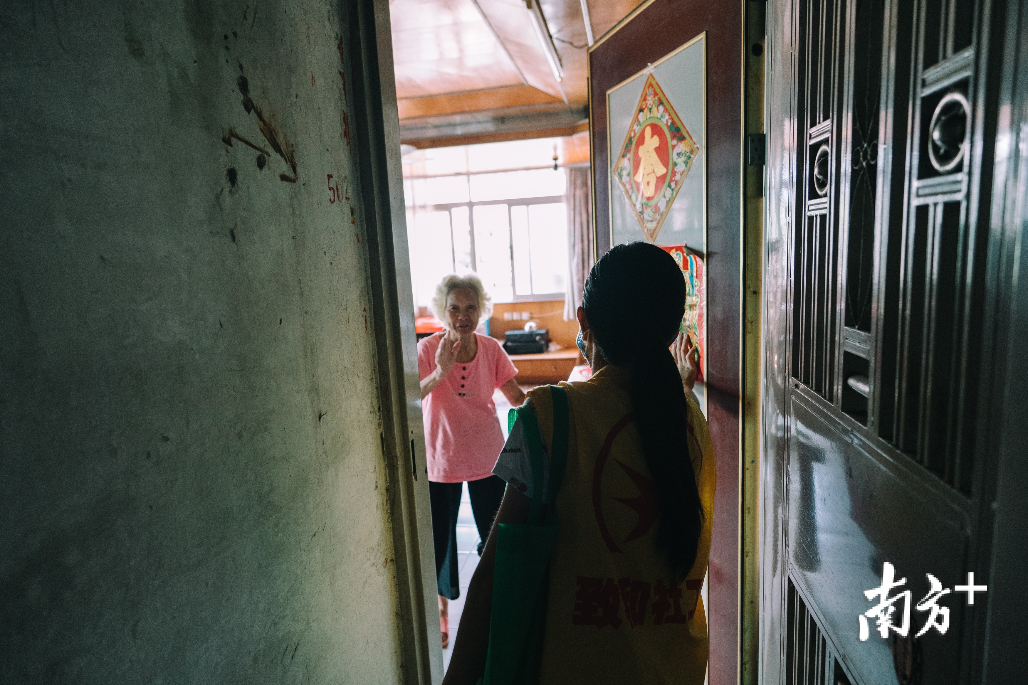 社工进入马婆婆家家访。