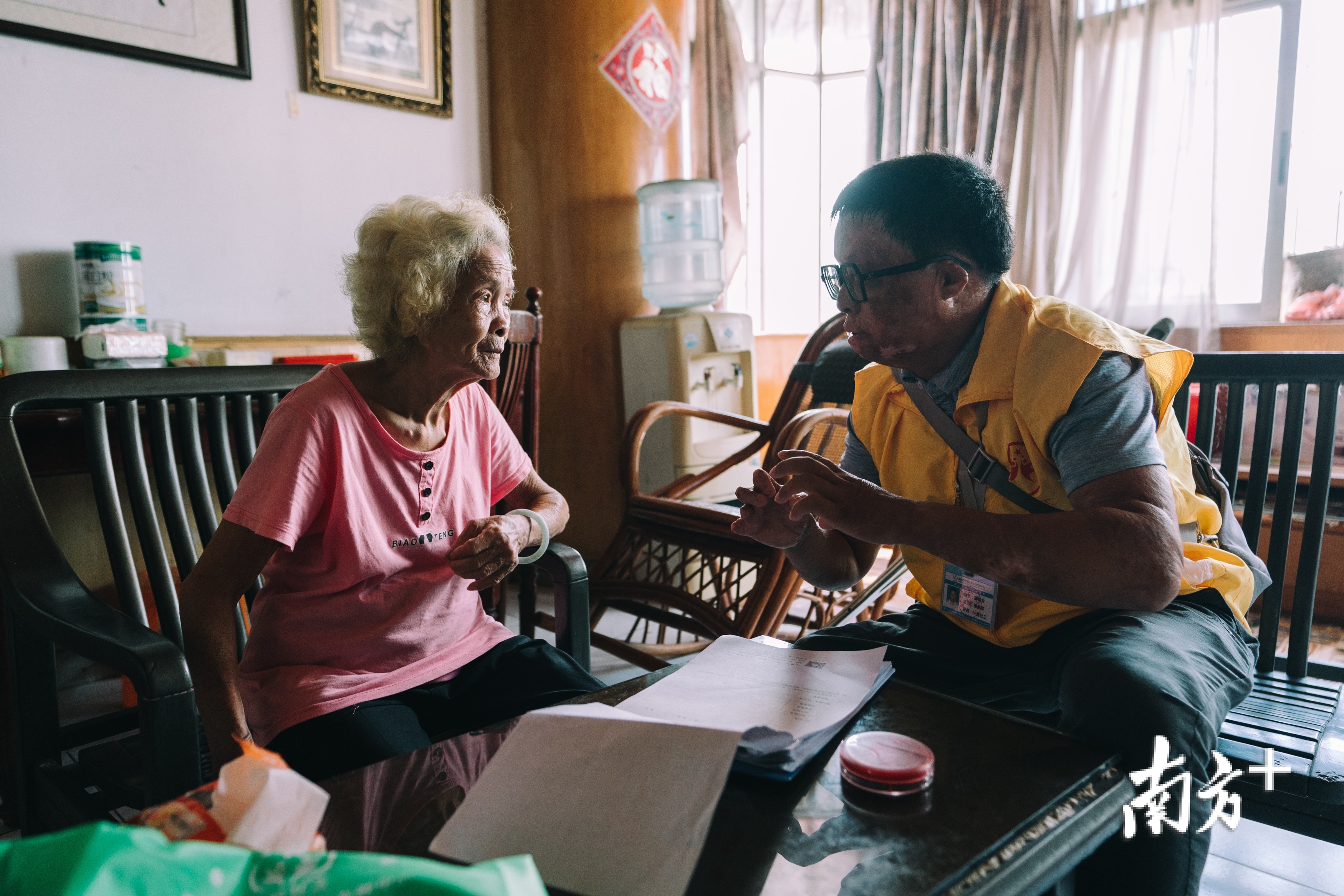 社工薛钧文在跟马婆婆聊天。