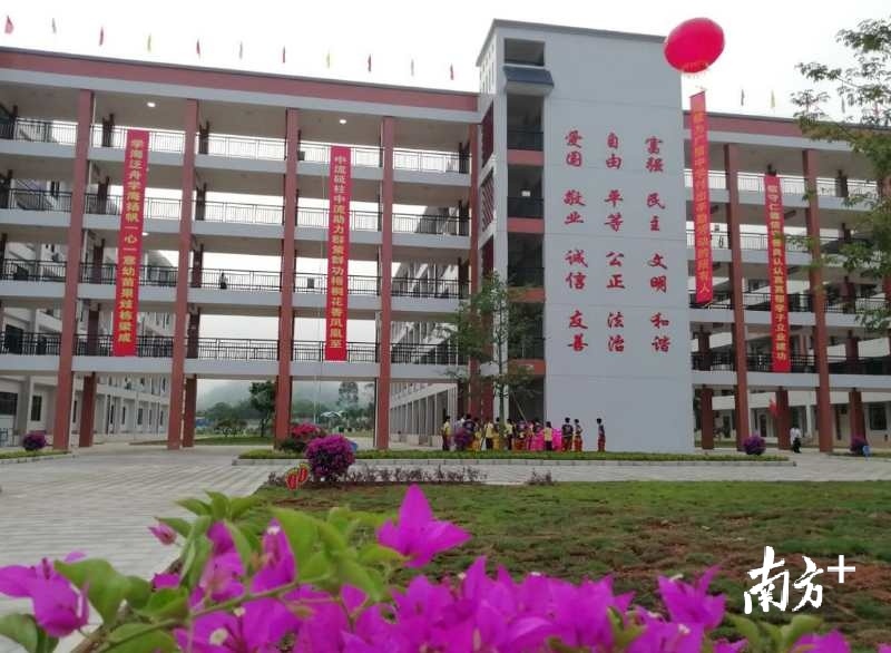 新启用的广信中学总投资2.61亿元，占地面积250多亩，建筑面积8.68万平方米。