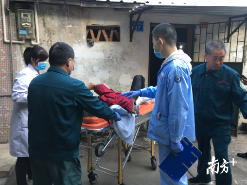 急救人员将饿晕在家的老人送往医院。受访者供图