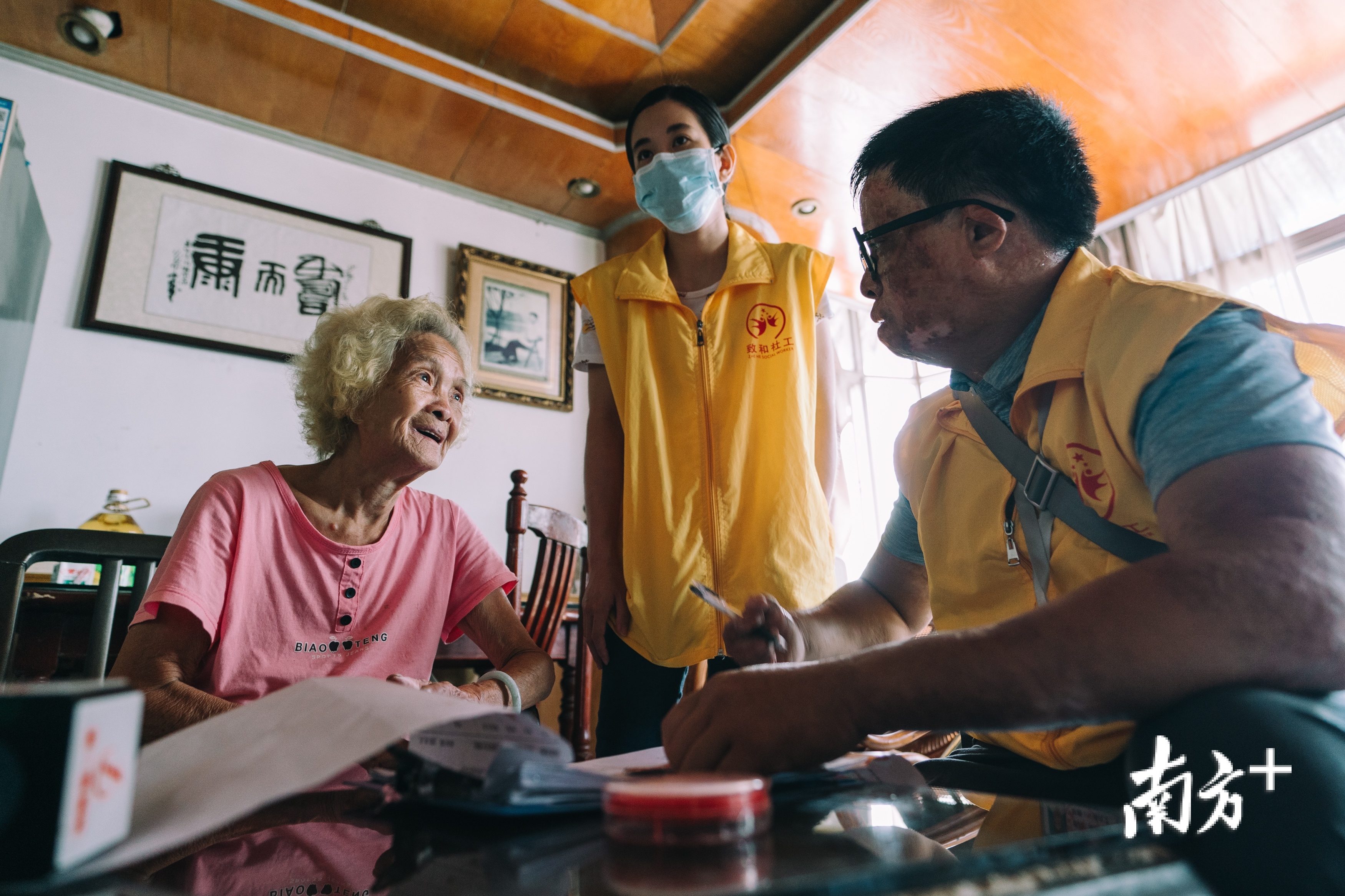 社工薛钧文在叮嘱马婆婆注意居家安全。