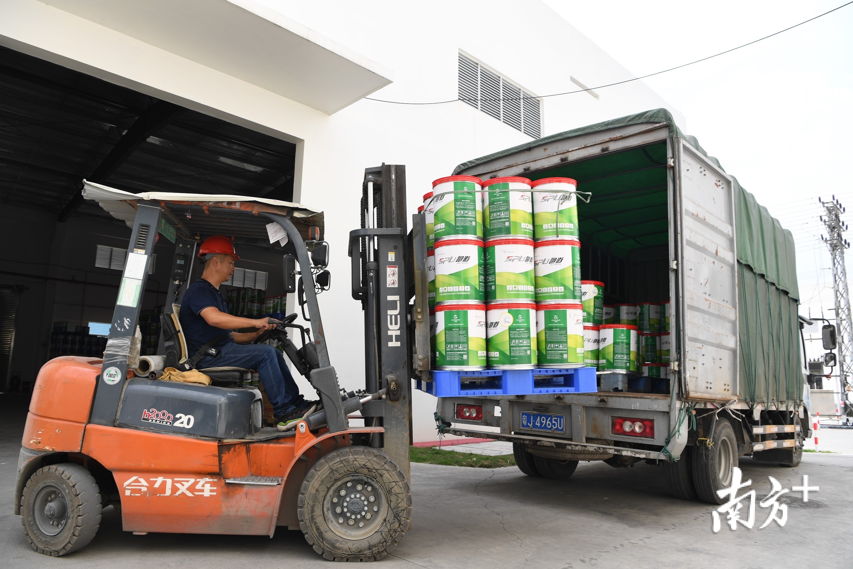 长河化工产品发往外地。杨兴乐摄