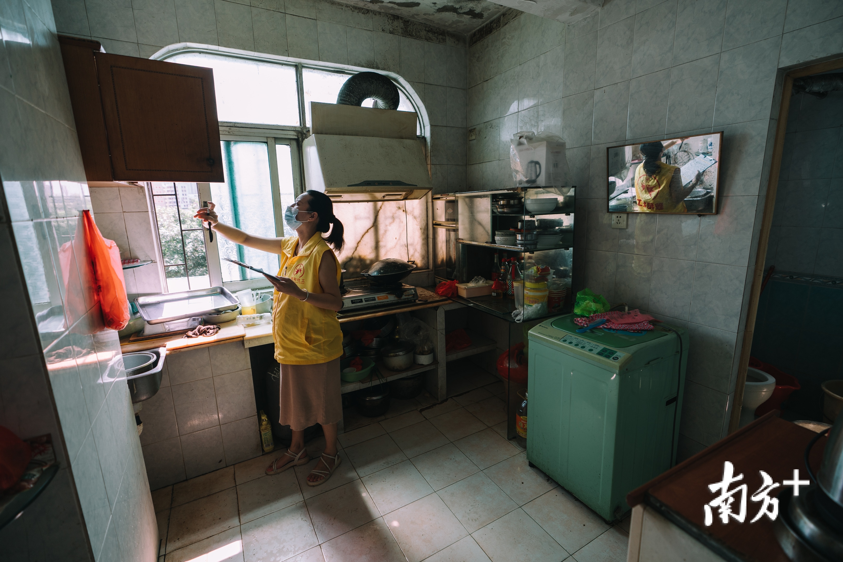 社工在检查马婆婆家的厨房安全。