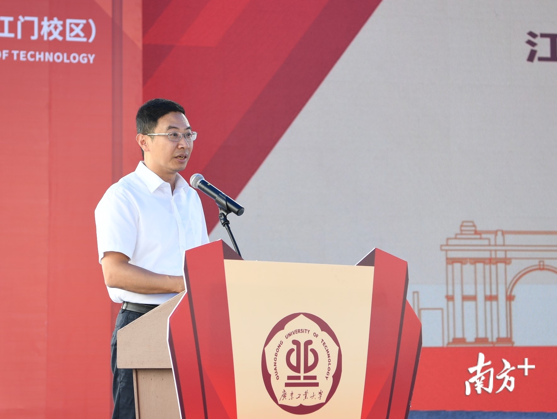 许晓雄致辞表示，市委市政府把加快银湖湾滨海新区的开发建设作为江门市落实“双区”建设的重大举措。杨兴乐摄