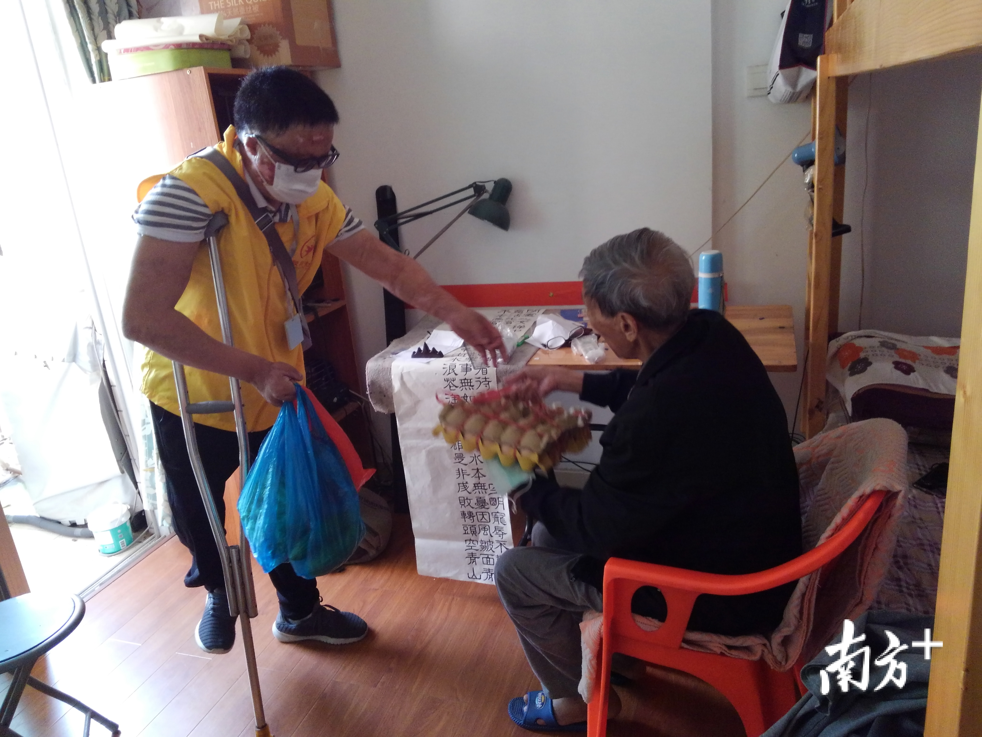 社工探望身患癌症的独居老人忠伯（已故）。受访者供图