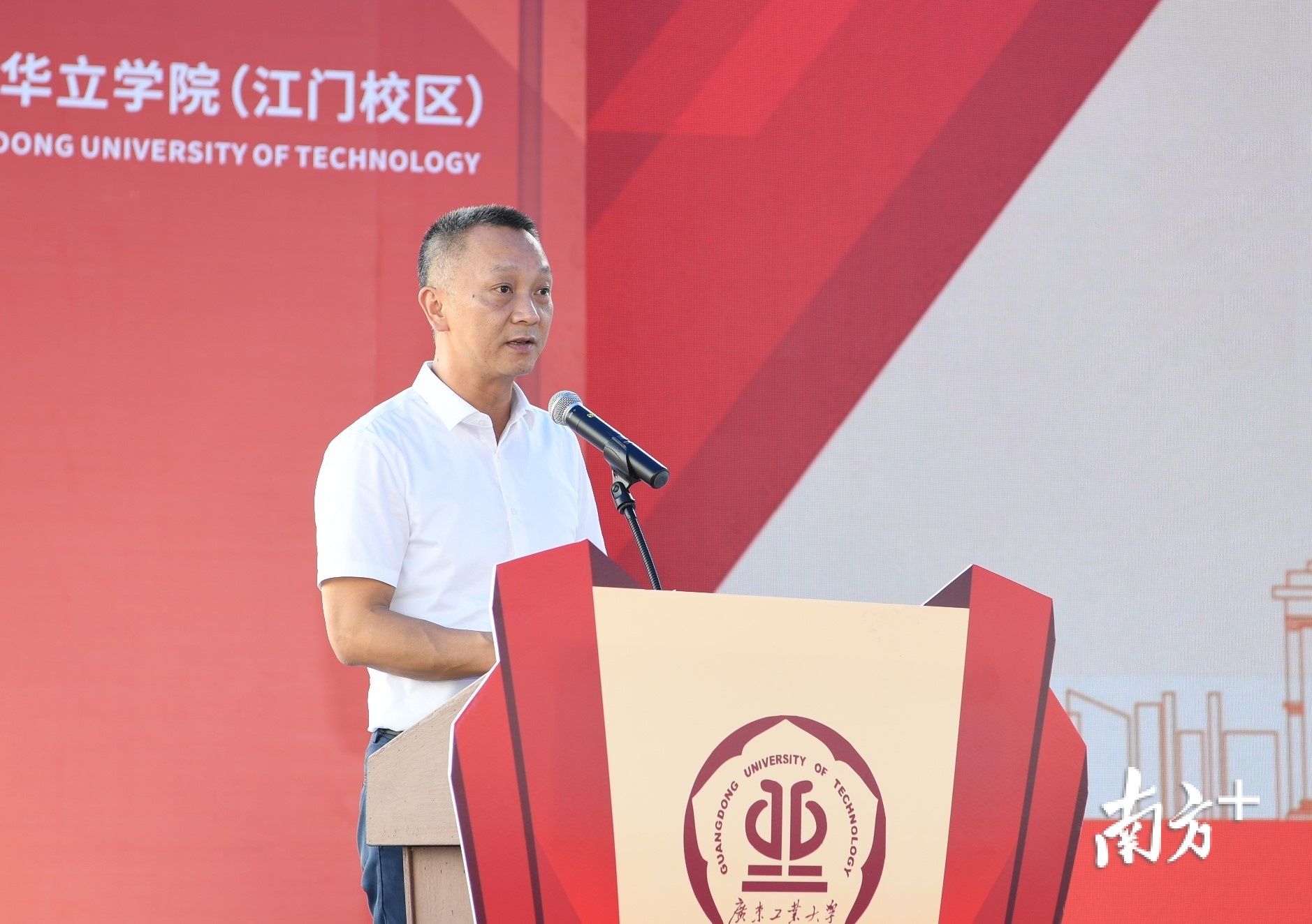 区委书记文彦表示，项目是发展的载体和依托，是经济工作的生命线。杨兴乐摄