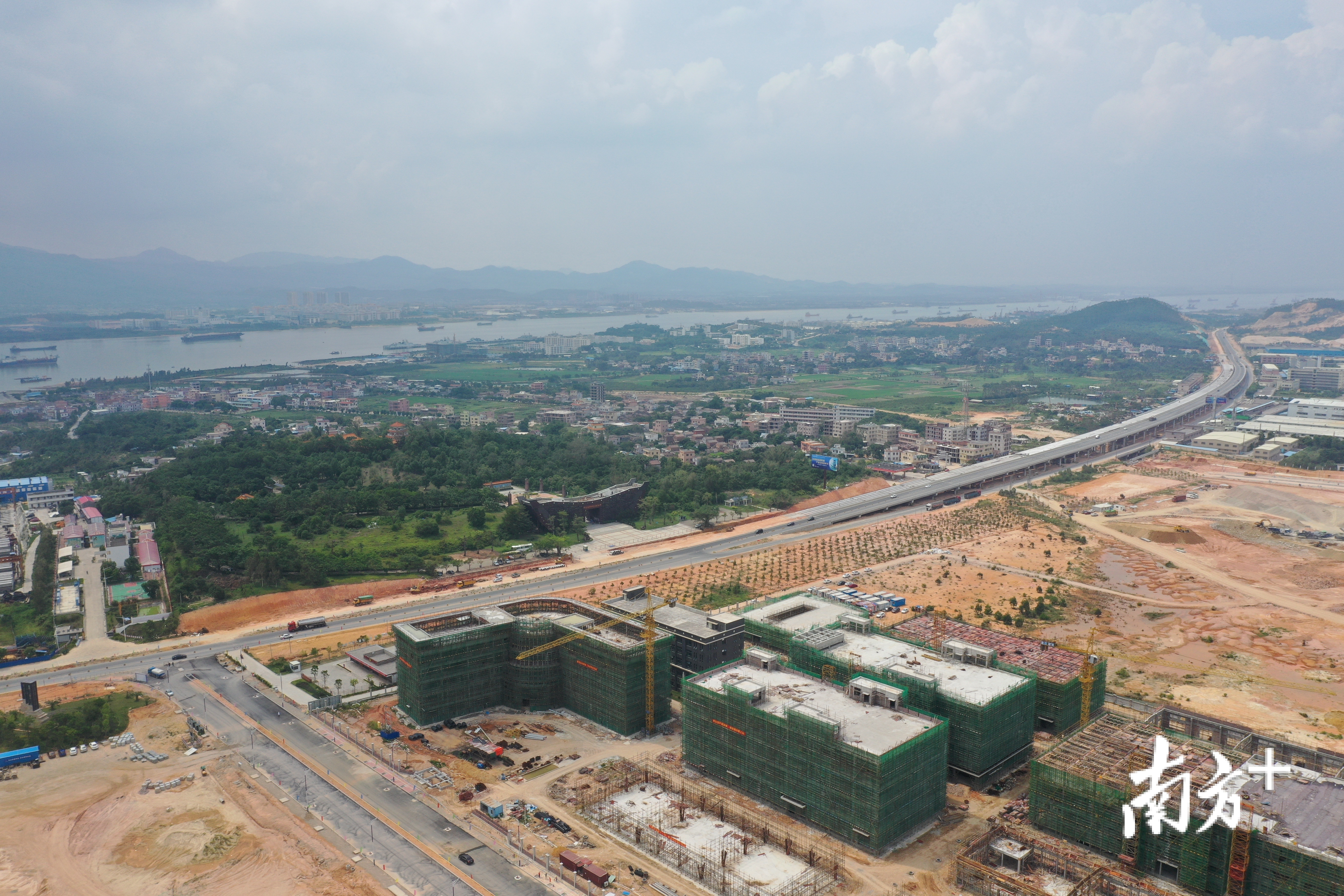 银洲湖畔，万亩园区已动工项目。杨兴乐摄
