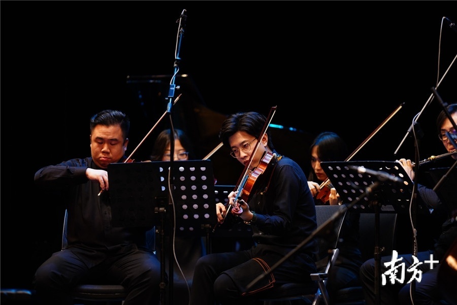 圆梦艺术家李粤川（中）