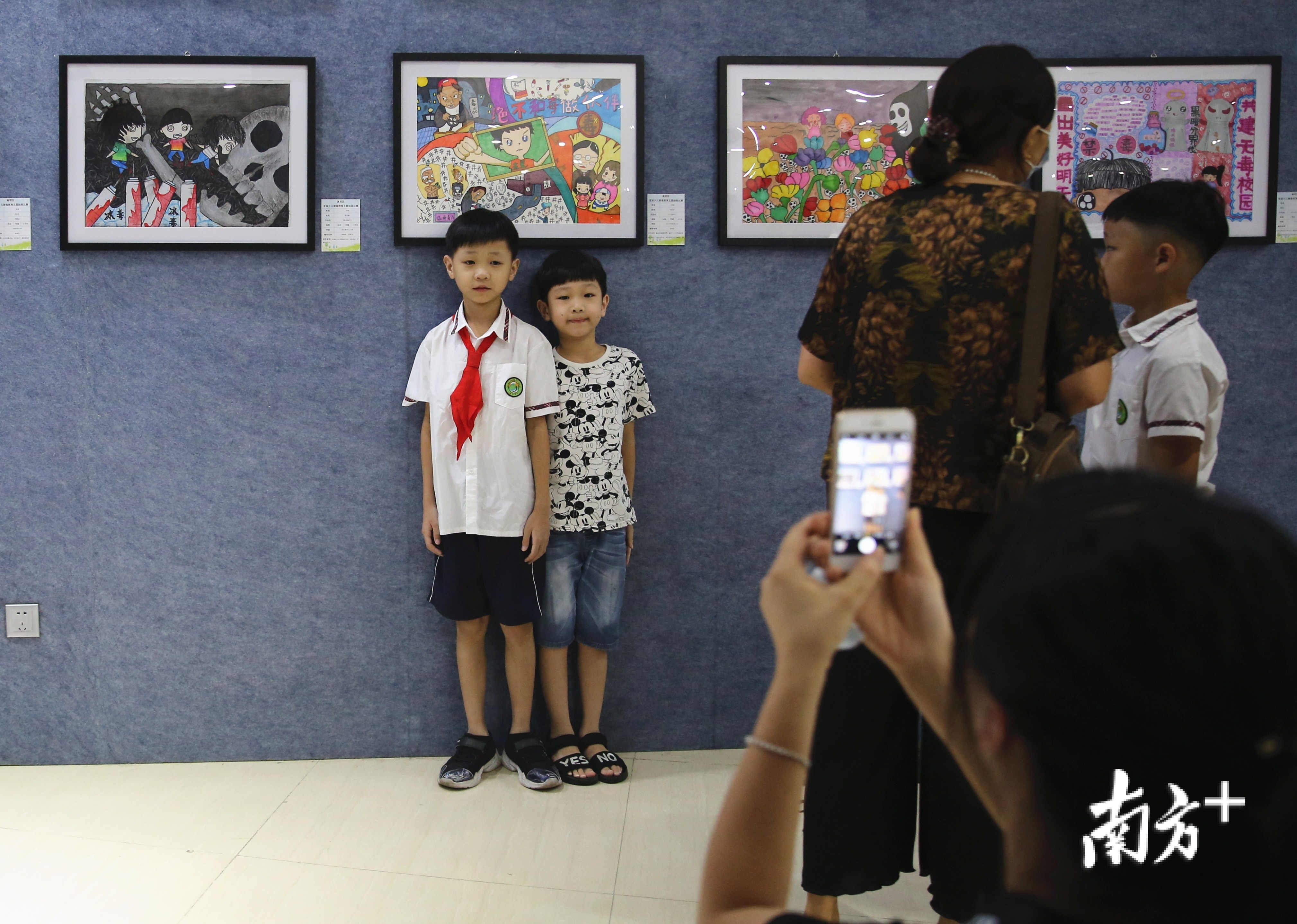 学生和家长在参观画展.高明禁毒办供图