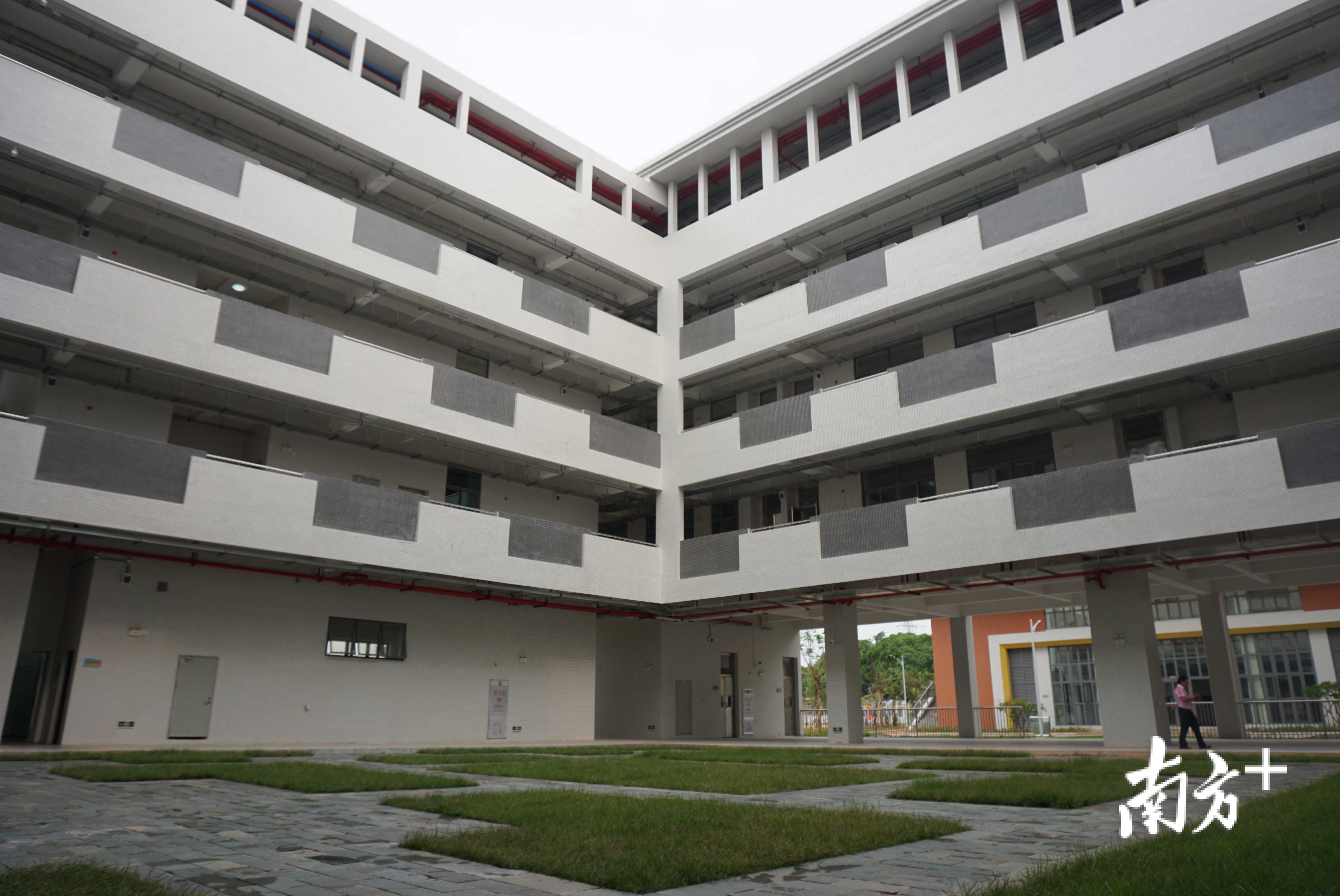 运动场所、绿化区间合理布设，俨然是一个环境优美、设施完善的现代化校园。