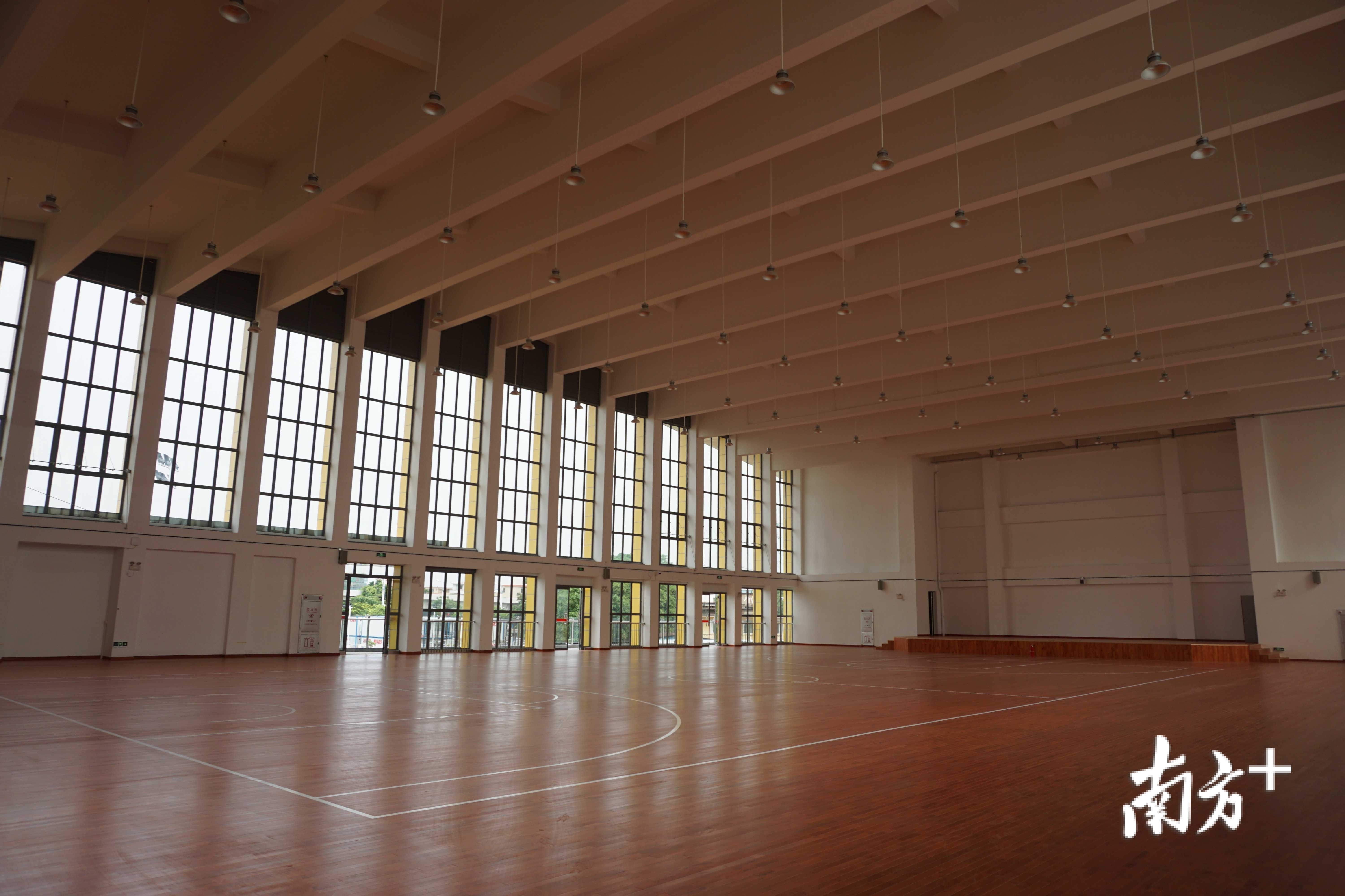 该校占地面积近3万平方米，多功能教学楼、体育馆、室外运动场等教育教学设施一应俱全。