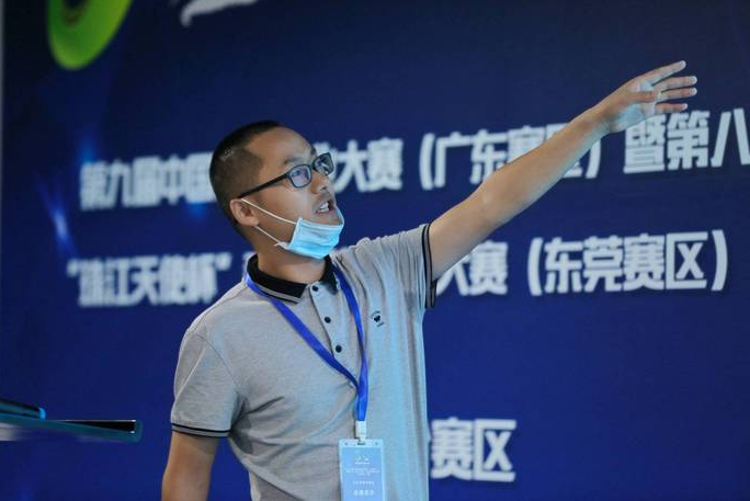 参赛企业代表介绍项目