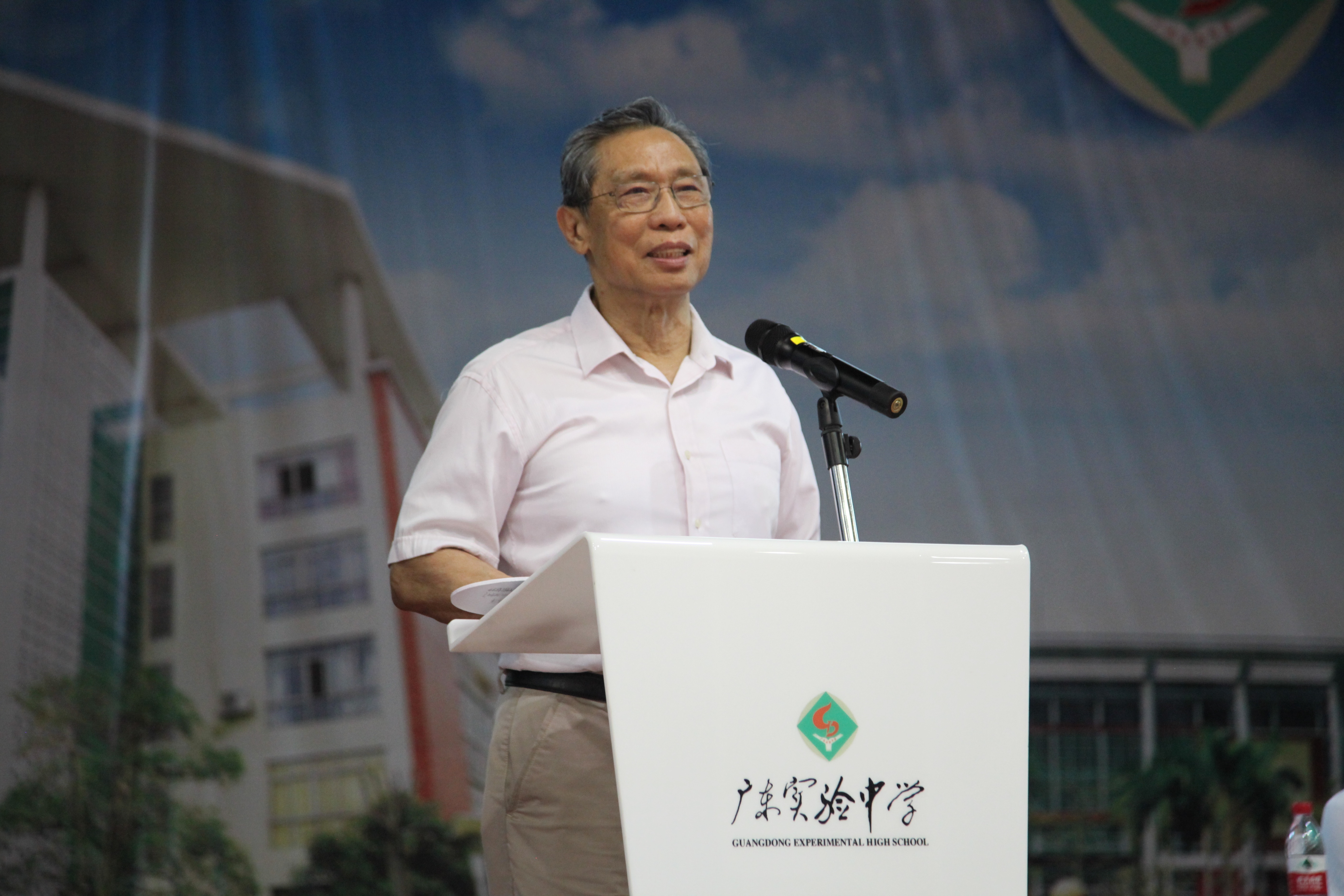 中国工程院院士、著名呼吸病学专家钟南山在省实开学典礼进行演讲。