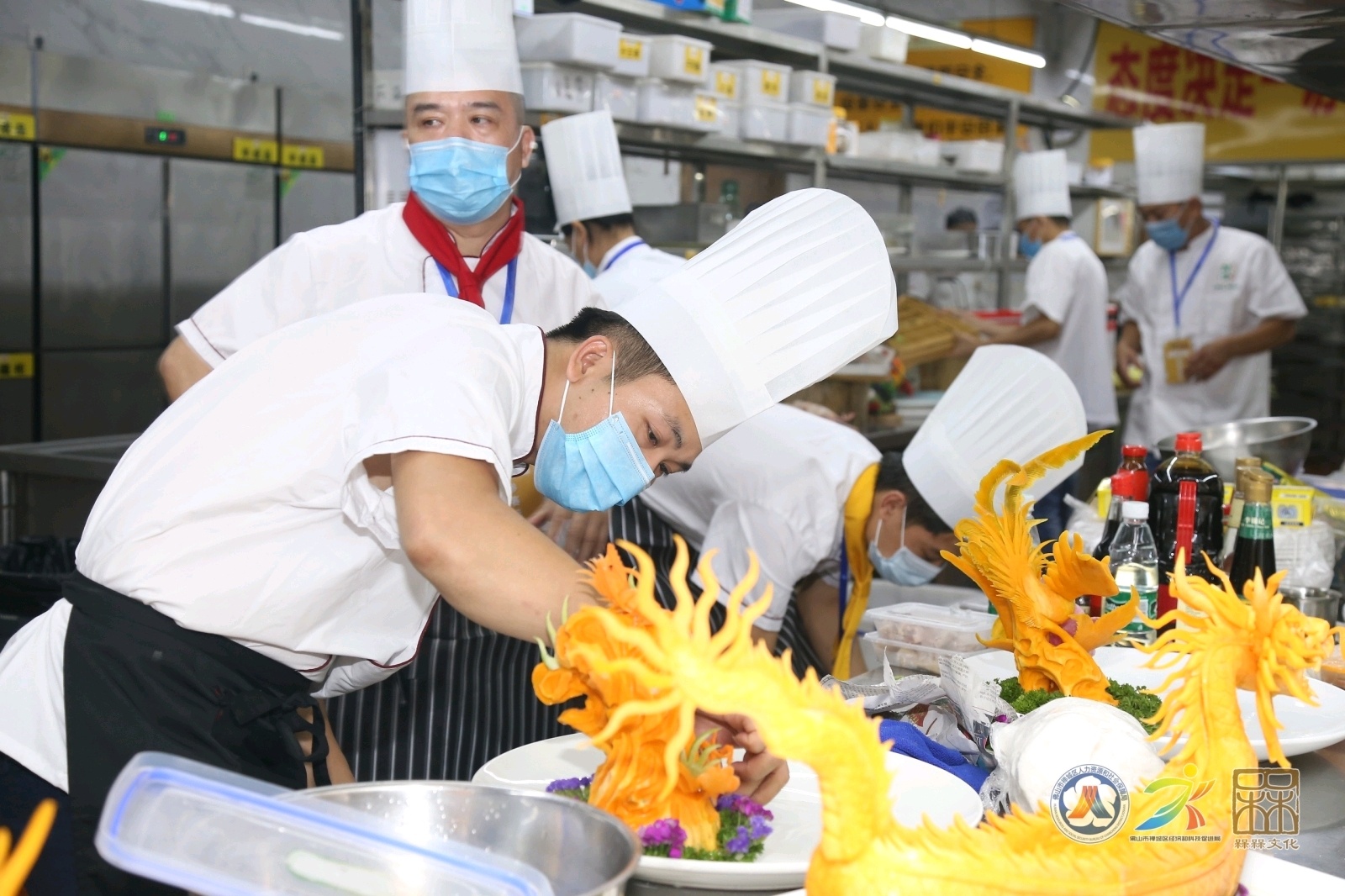 参赛团队正在紧张制作菜品。