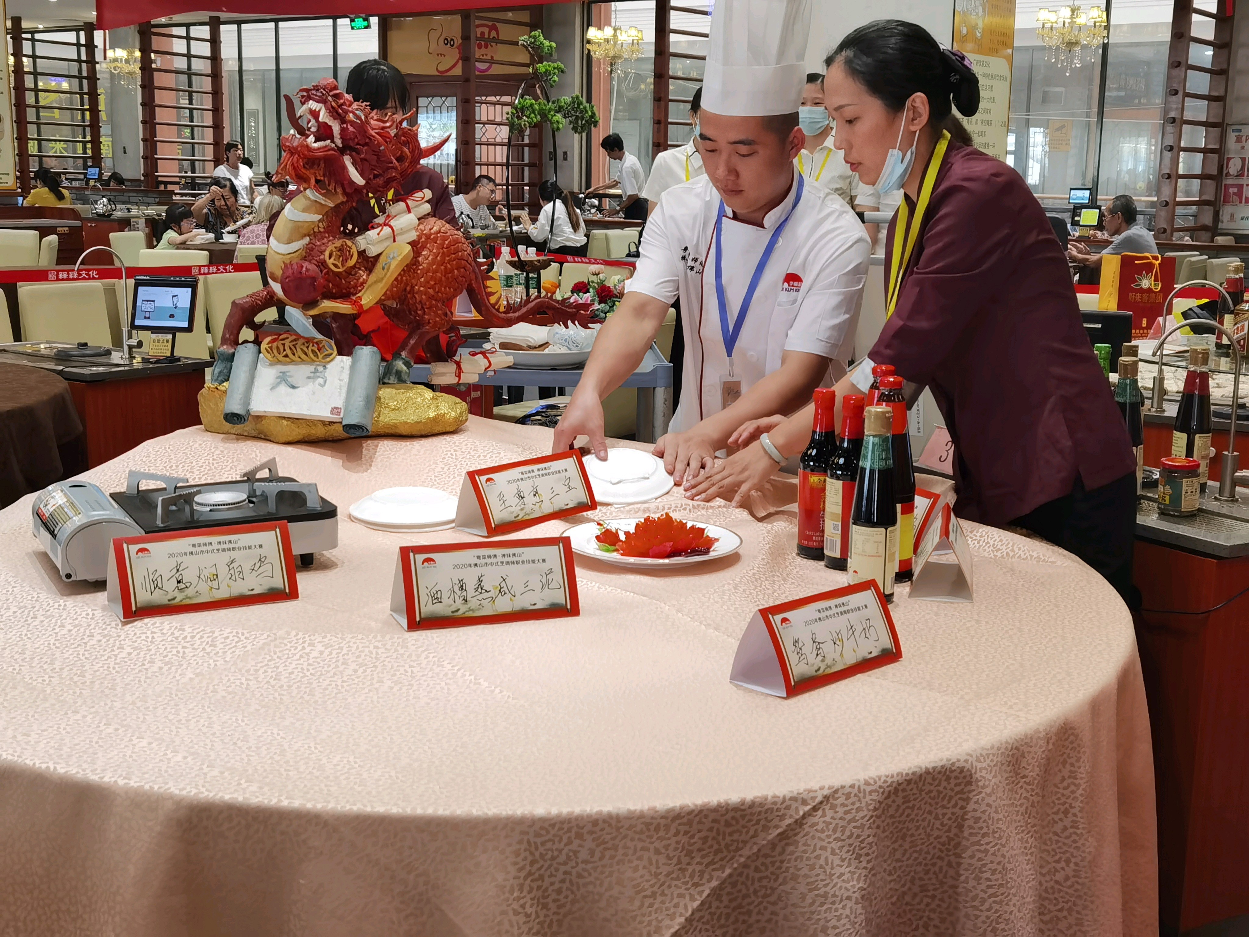 一个参赛团队的两名成员在商量摆盘造型。