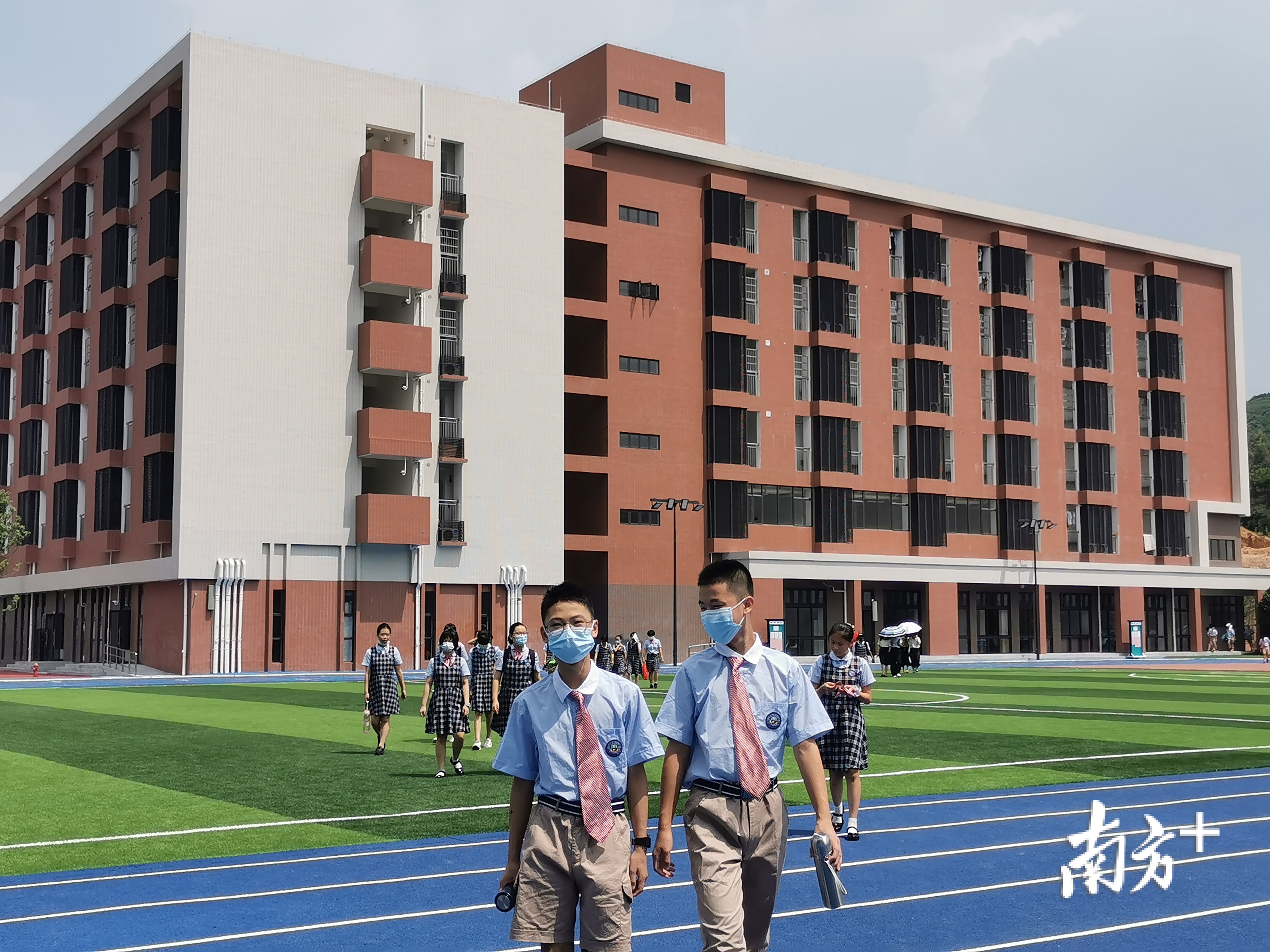 广州市黄埔区铁英中学迎来首批新生。 广州市黄埔区铁英中学迎来首批新生。