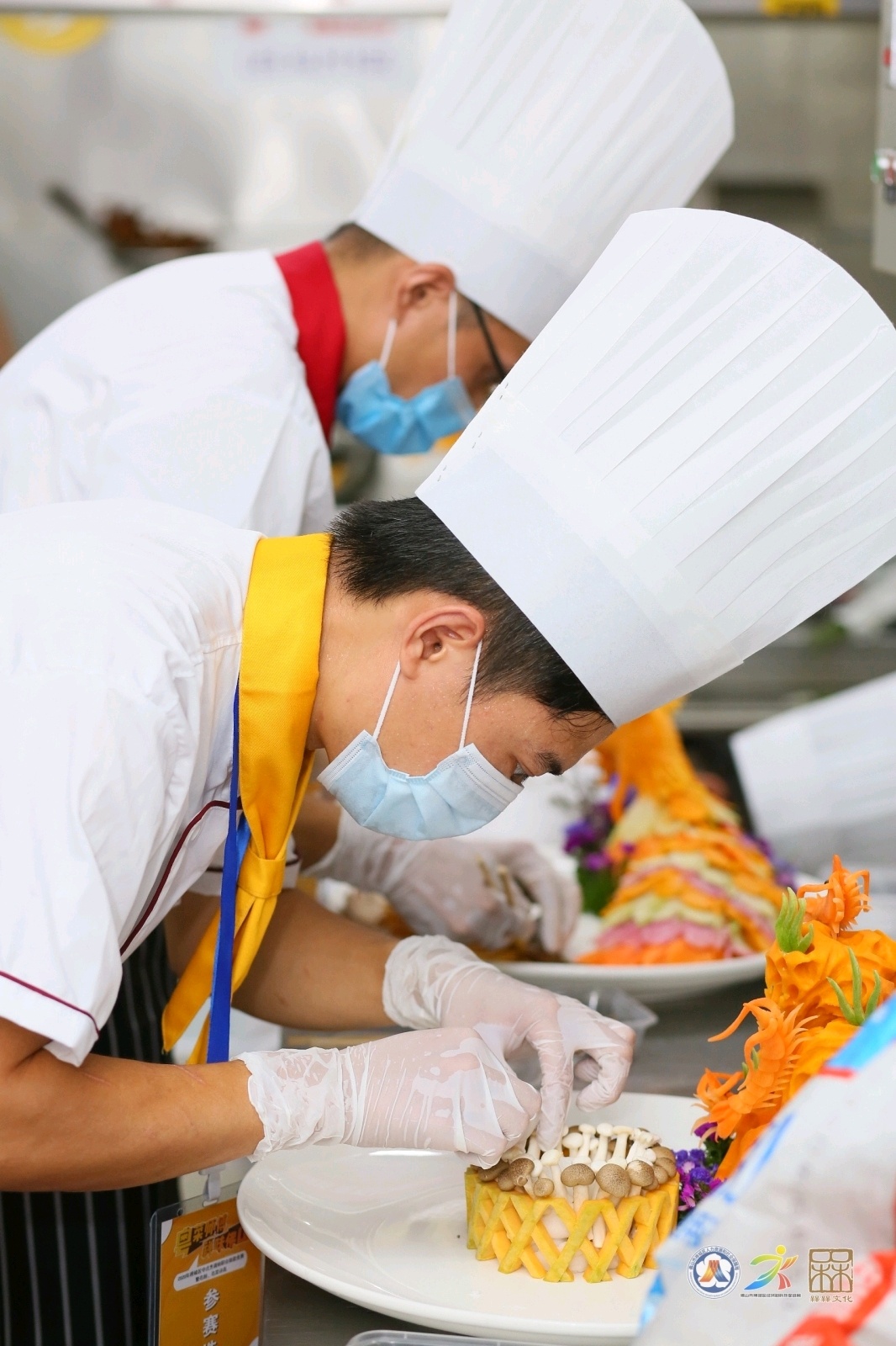 参赛团队正在紧张制作菜品。