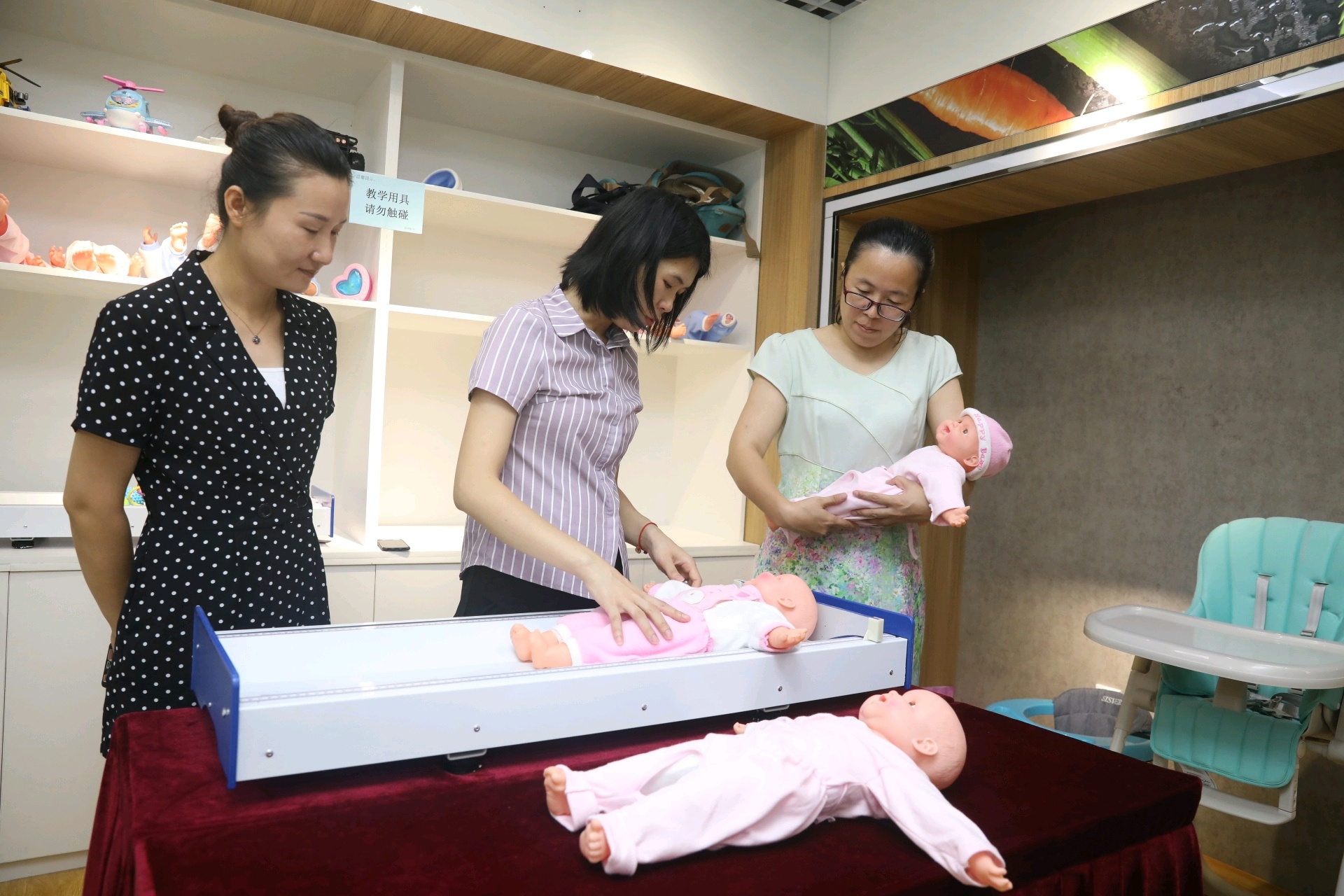 基地开设了家电清洗、家庭保洁、瓷砖美化、收纳整理、保育和育婴服务等十多项技能培训与服务项目。 基地开设了家电清洗、家庭保洁、瓷砖美化、收纳整理、保育和育婴服务等十多项技能培训与服务项目。