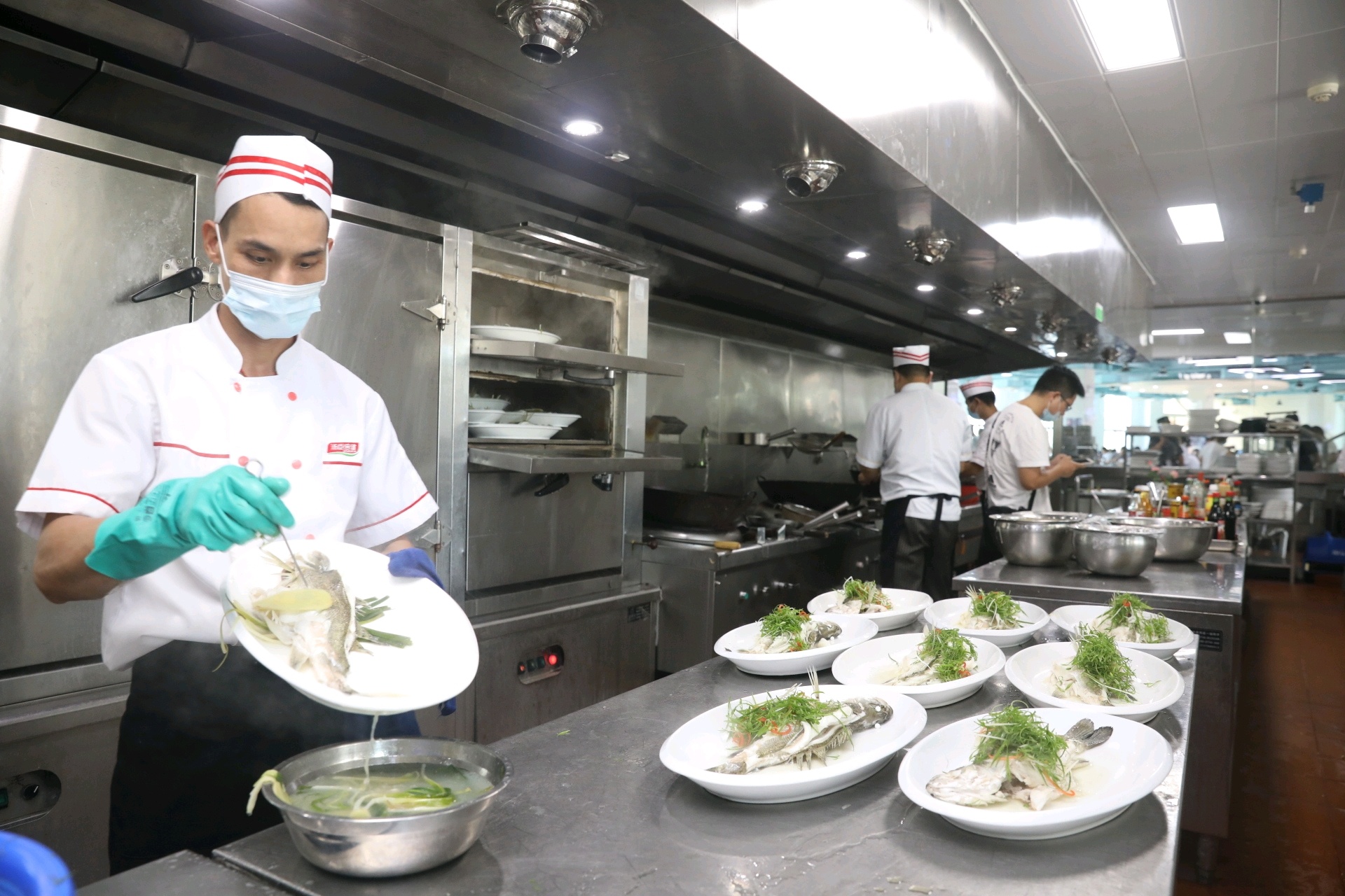 汤臣倍健营养餐厅的“粤菜师傅”们正在实训操作。 汤臣倍健营养餐厅的“粤菜师傅”们正在实训操作。