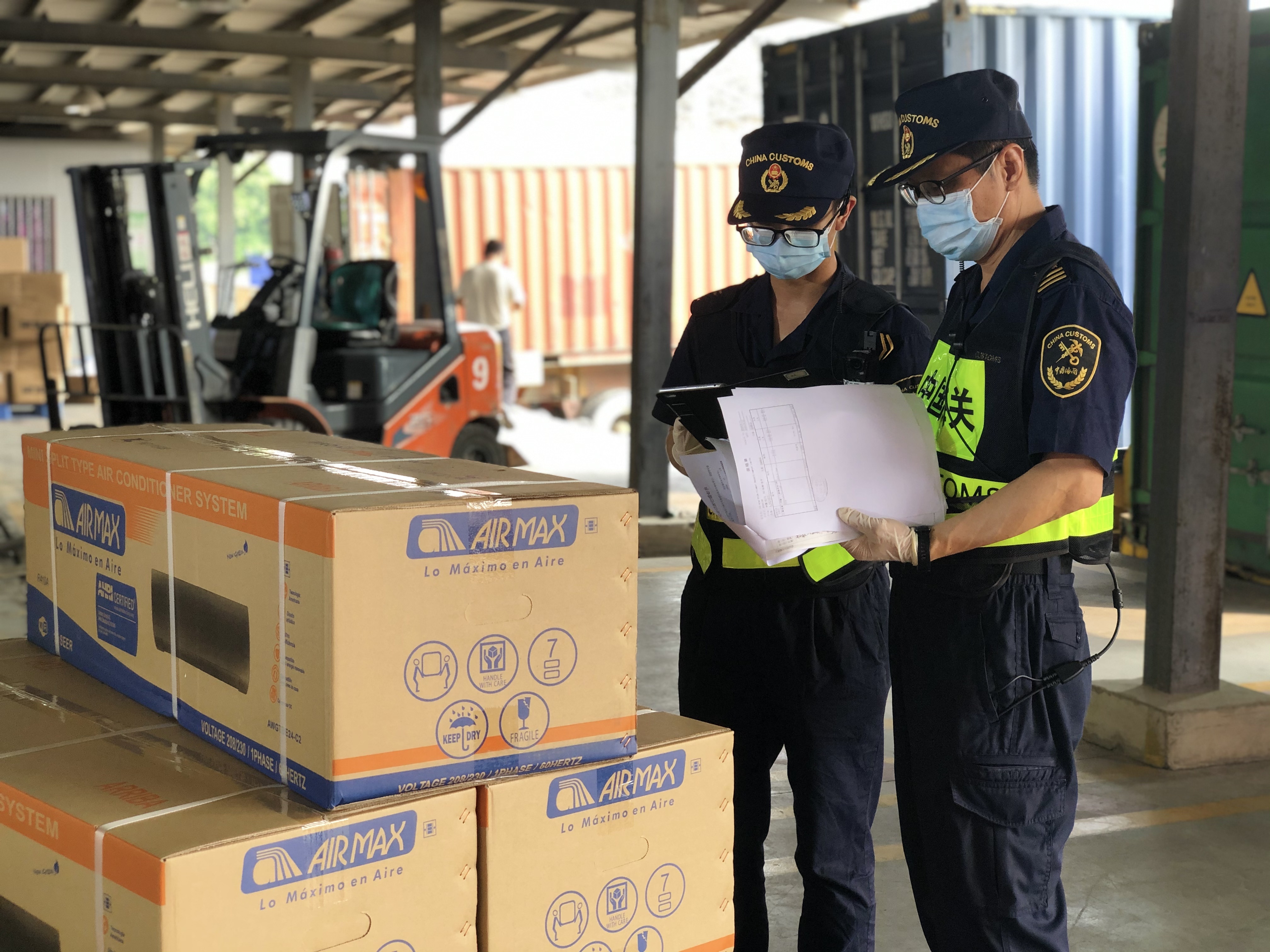 关员对珠海市跨境电商B2B出口的首票货物实施监管。&nbsp; 王晓伟摄