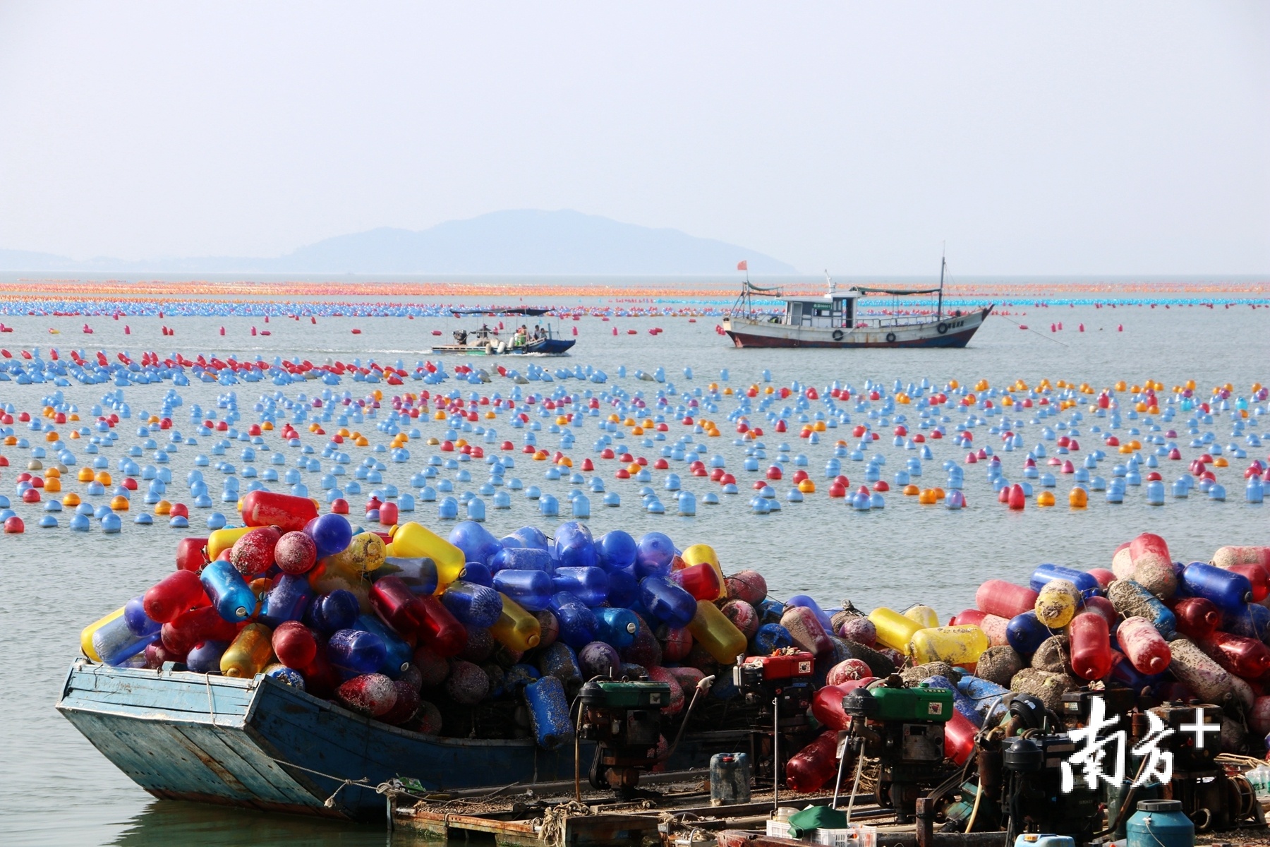 新型环保浮球使用年限到期报废后回收方便，不会给海域造成污染。