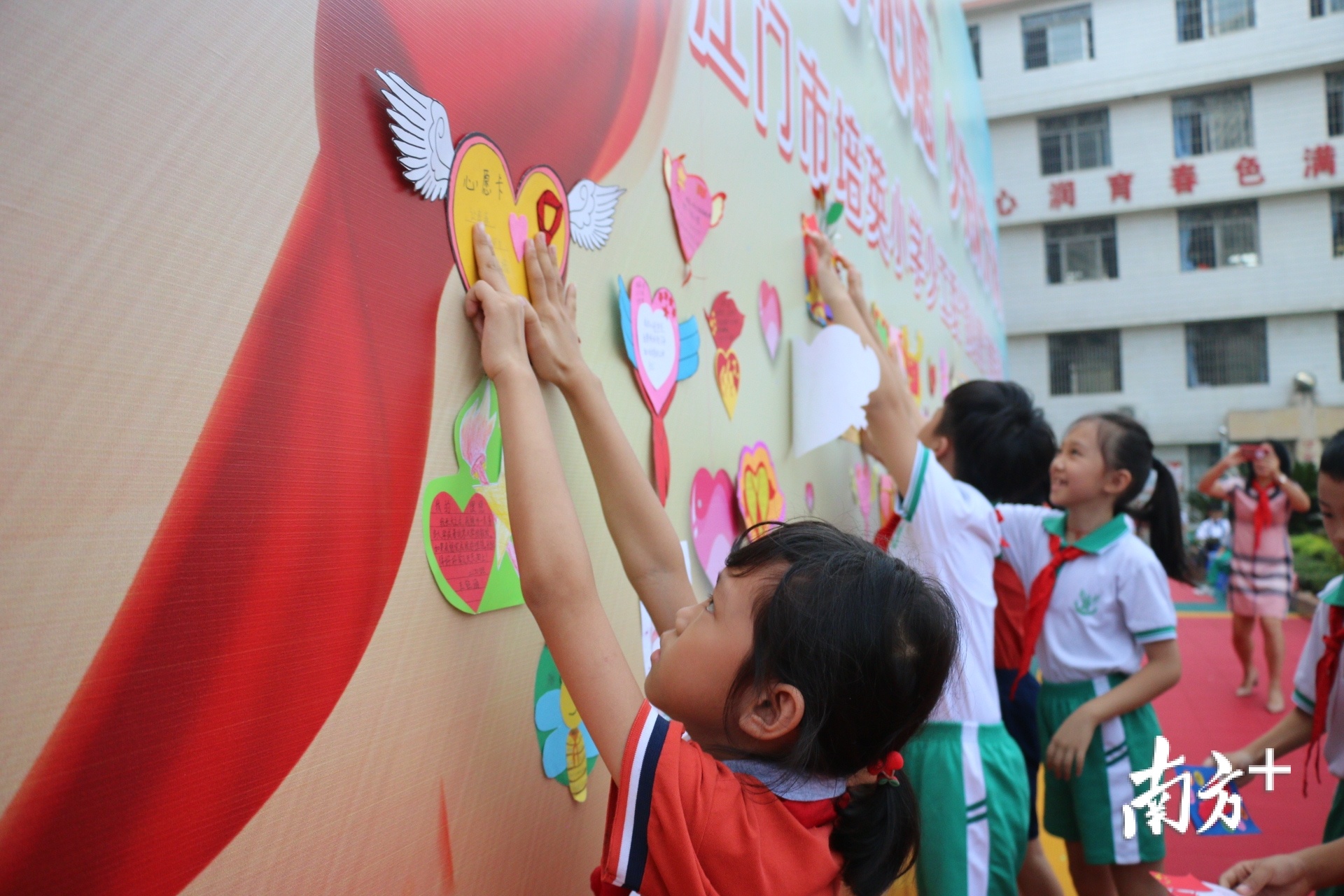 培英小学学生将小心愿贴上墙。