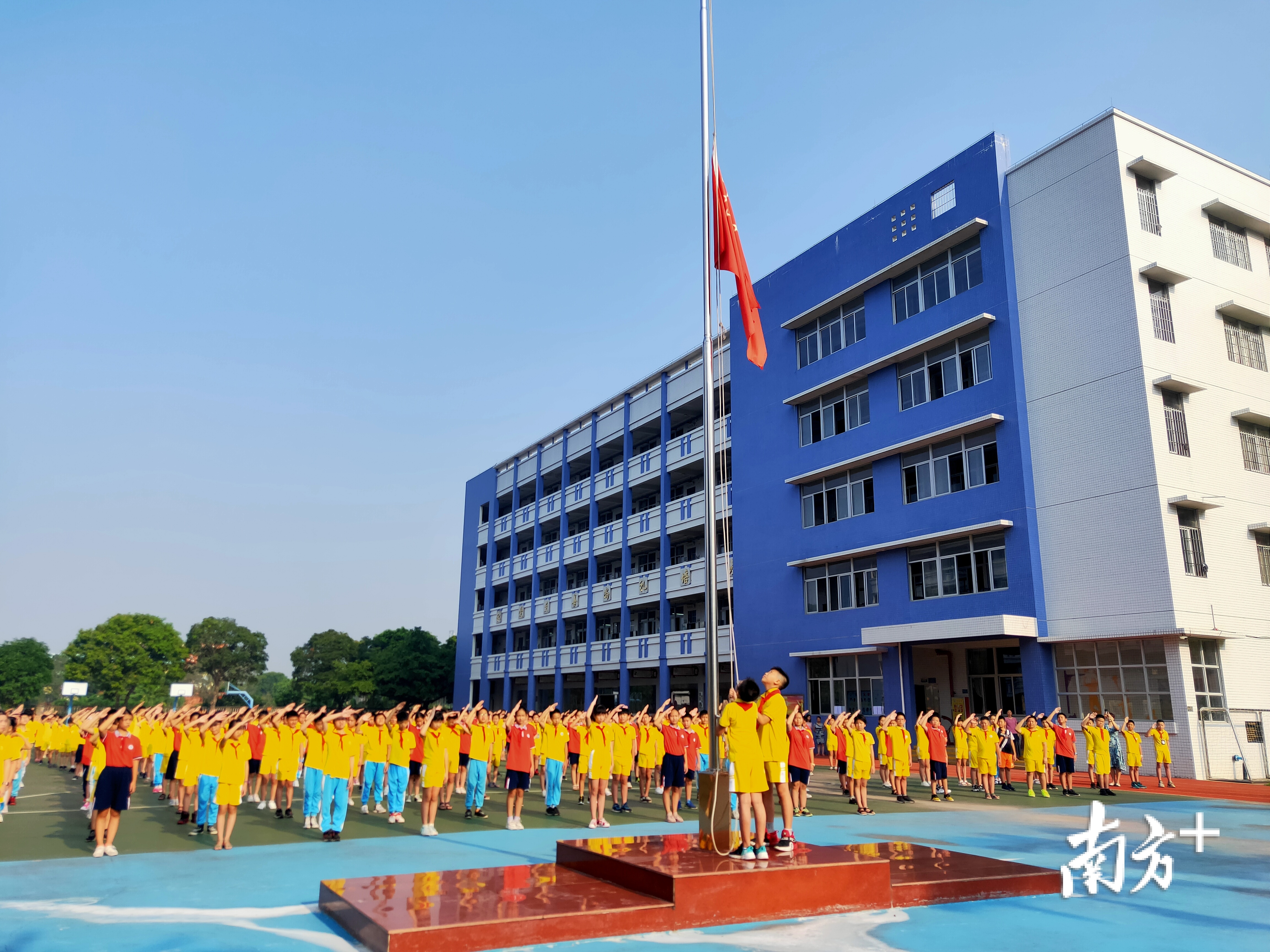 杜阮镇木朗小学举行升旗典礼。