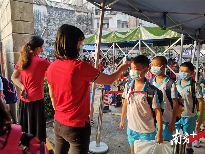 紫沙小学测体温进校门。