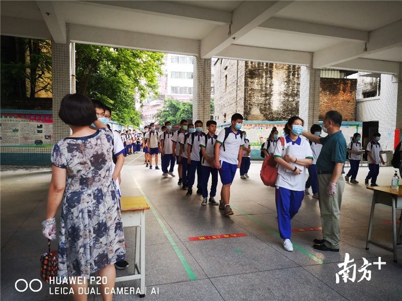 江门市华侨中学为学生进行测温。