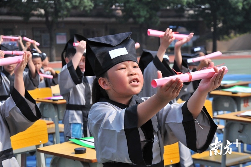 荷塘镇联育小学为一年级新生举行了开笔礼。