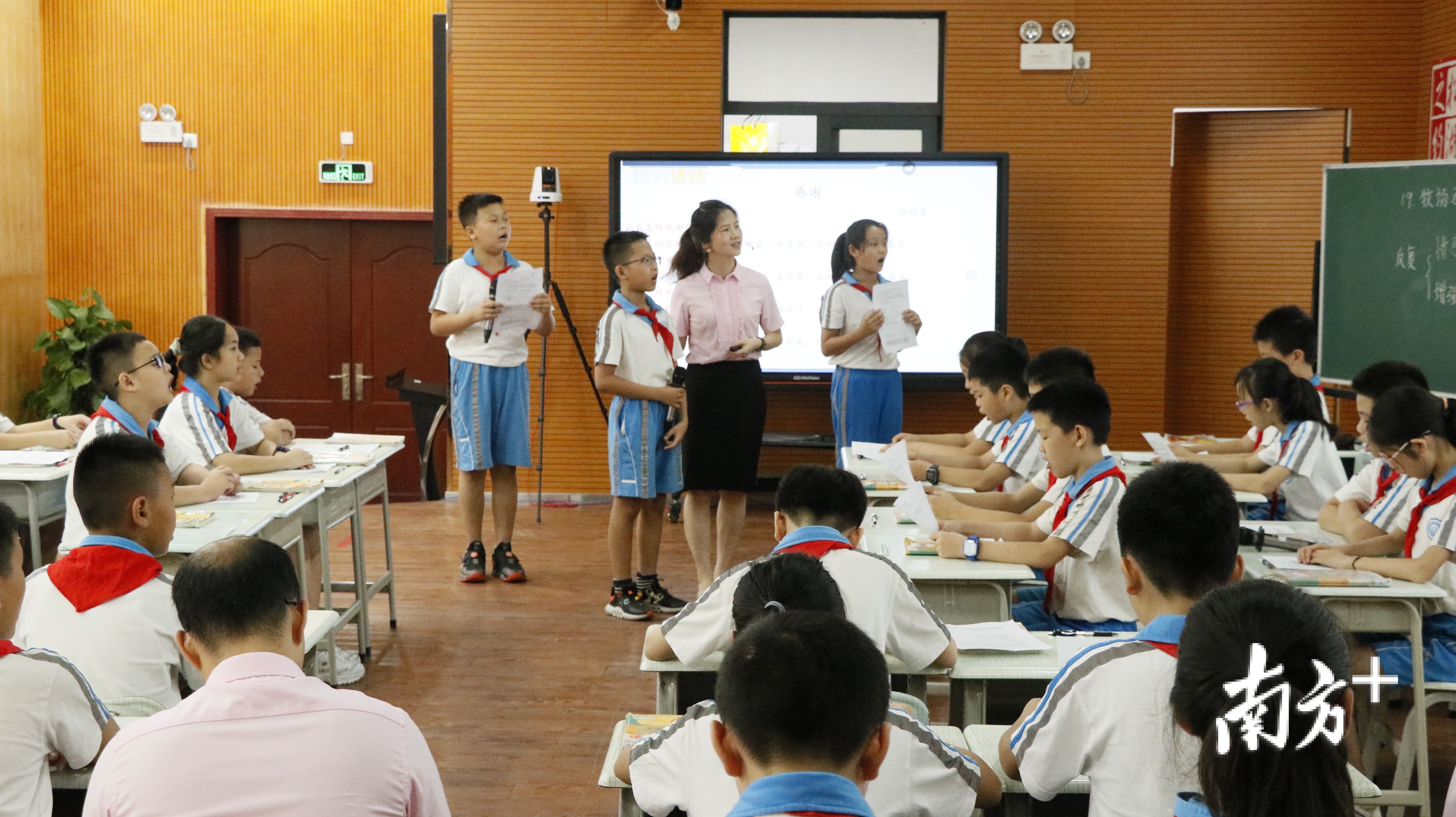 松山湖中心小学，学生在认真上课。