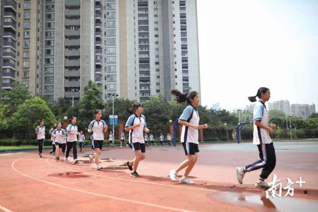 广州市天河外国语学校学生在体育课上运动。