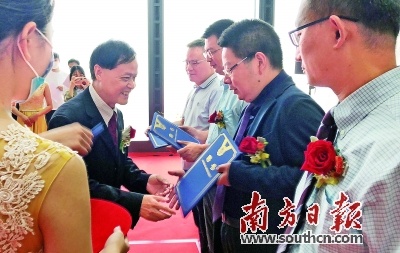 星啸-赵·司徒·郑（东莞）联营律师事务所为专家颁发聘书。