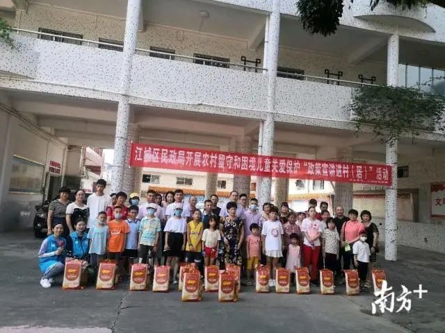 为困境儿童发放慰问品。 为困境儿童发放慰问品。