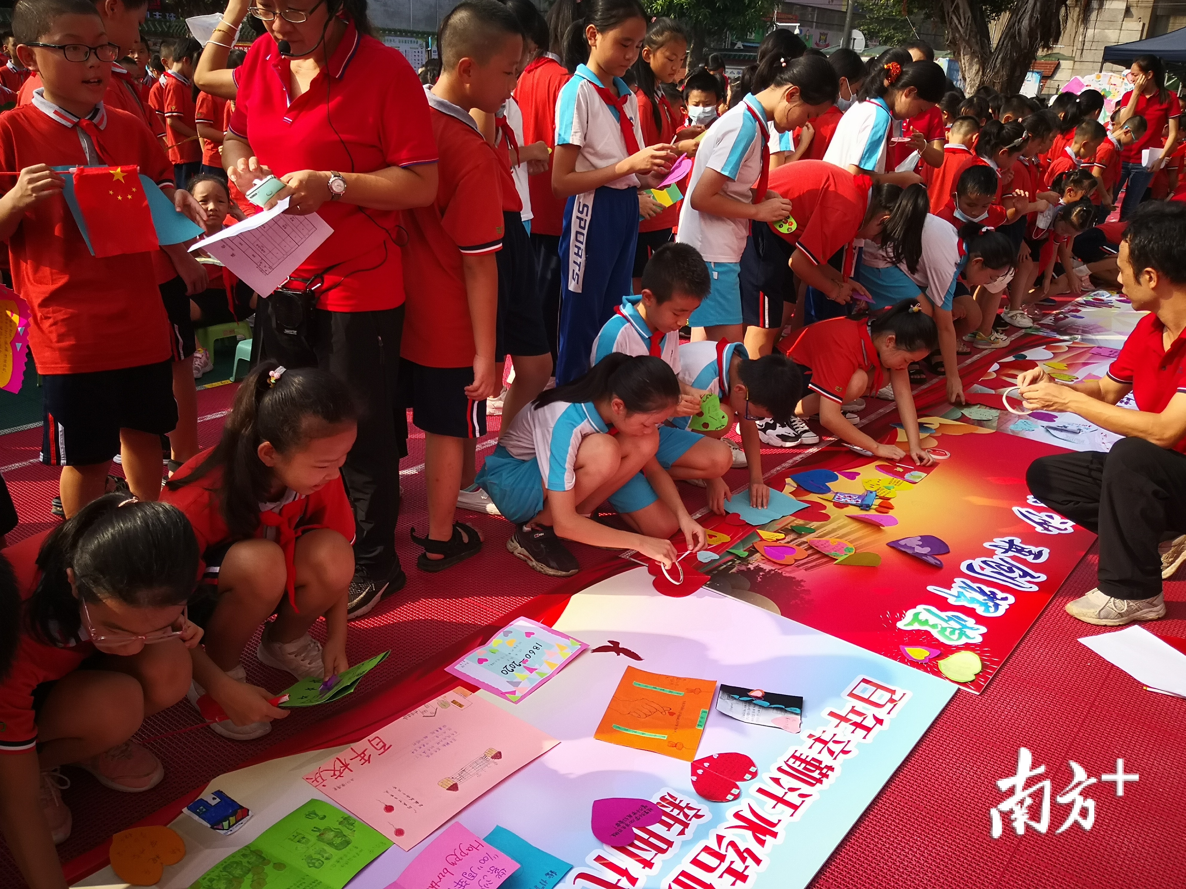 紫沙小学学生贴生日卡为学校献上最真挚的祝福。