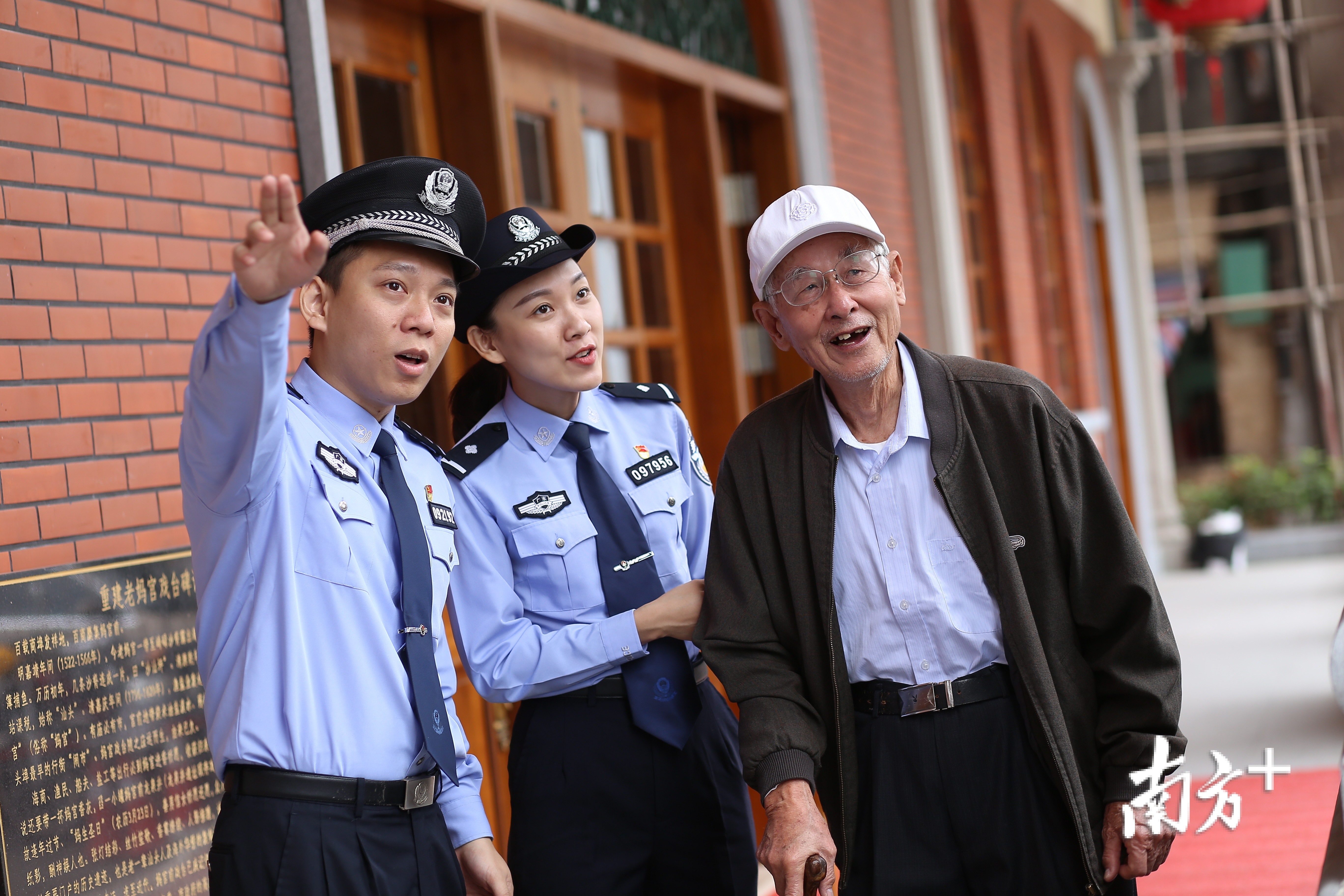 汕头民警下沉到社区，向市民宣讲文明社区建设。汕头公安供图