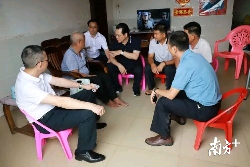 建行广东省分行工会主席、副行长邓竞到贫困户家中慰问和调研。